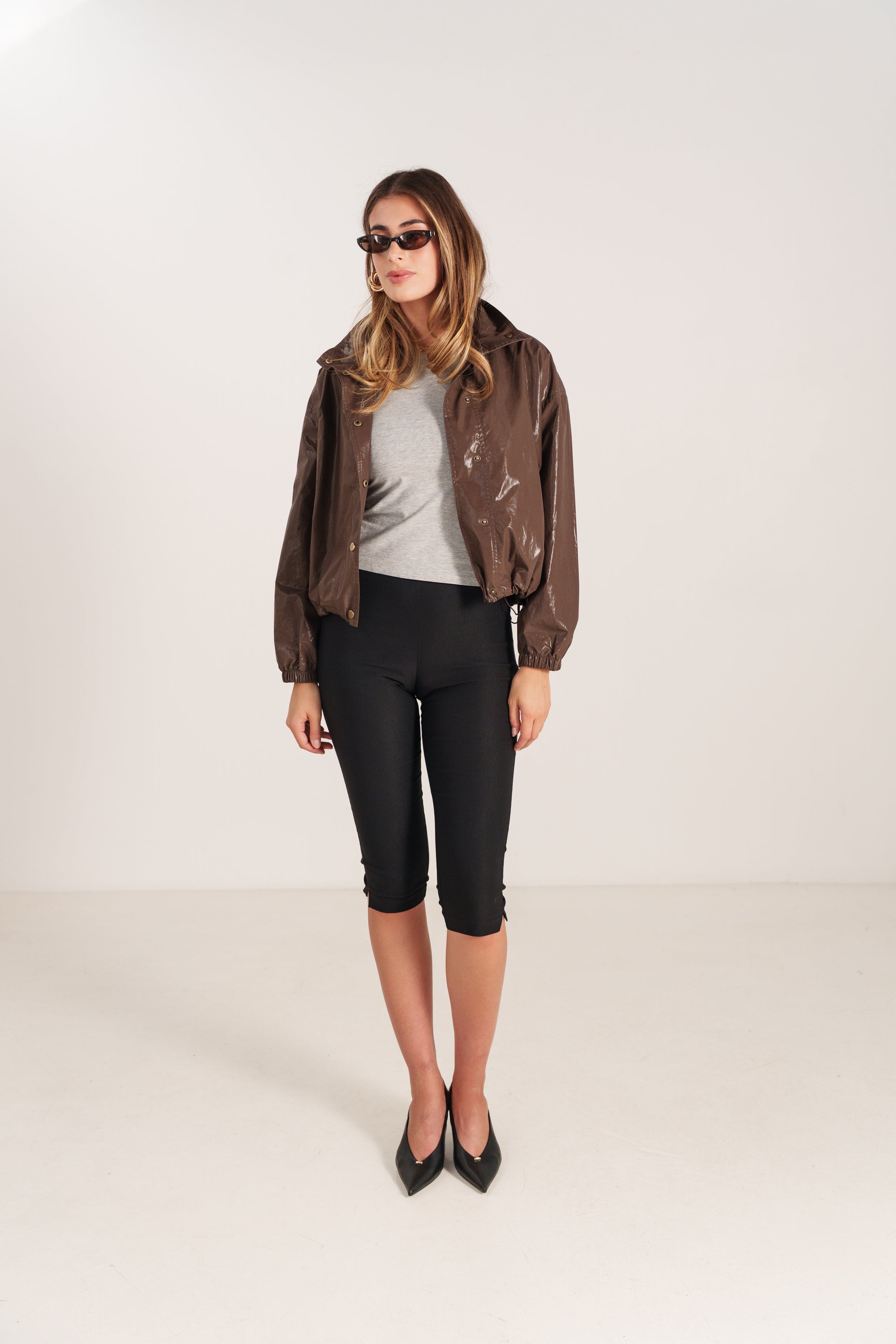 NINON blouson court ciré imperméable oversize choco femme - Escandelle Paris (portrait)
#couleur_choco