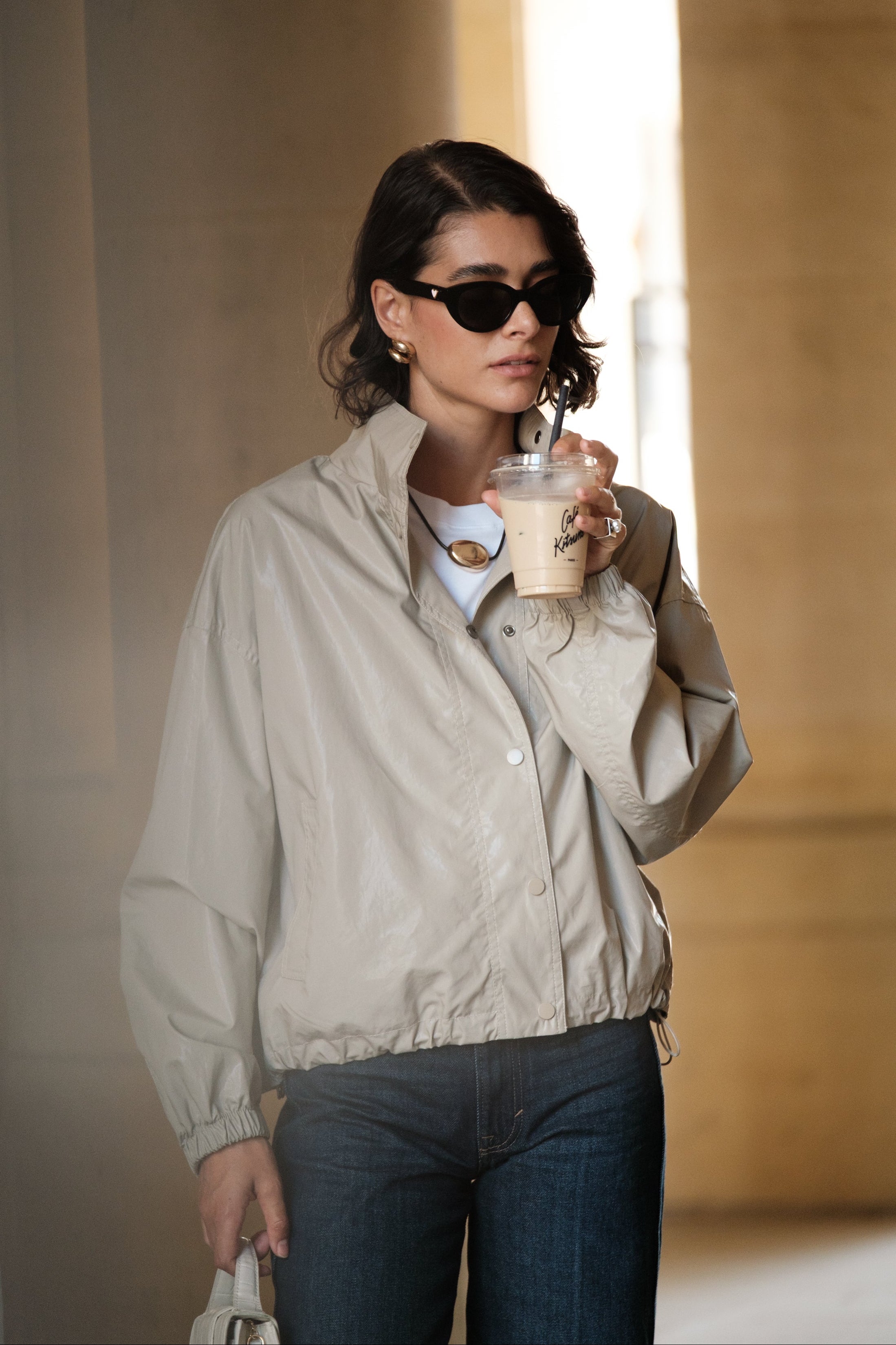 NINON blouson court ciré imperméable oversize beige femme - Escandelle Paris (silhouette entière)
#couleur_beige