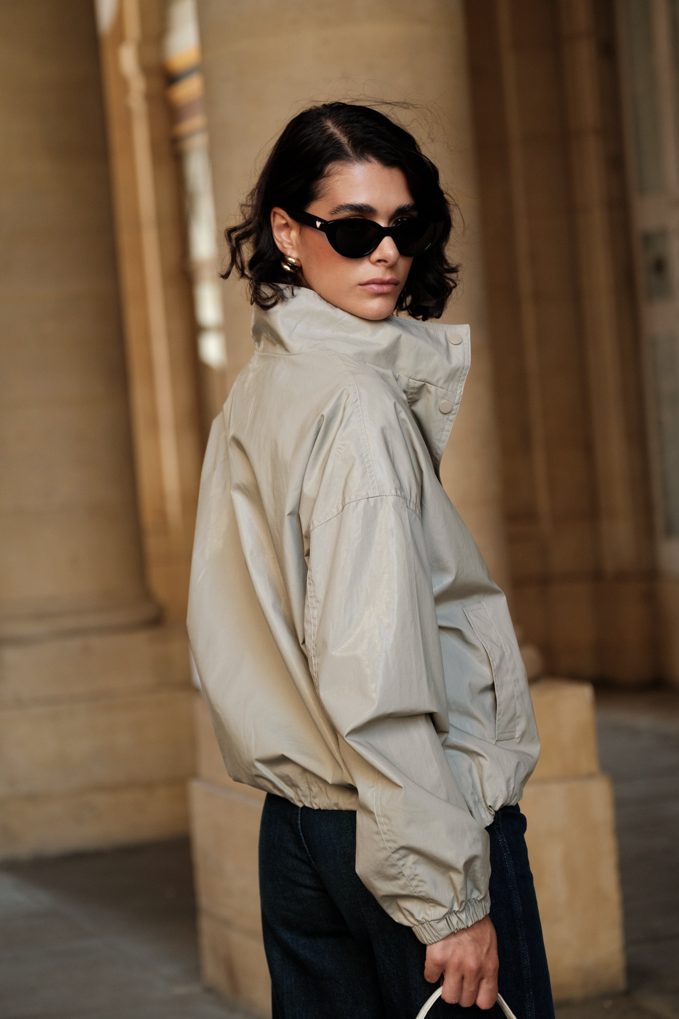 NINON blouson court ciré imperméable oversize beige femme - Escandelle Paris (profil gauche)
#couleur_beige