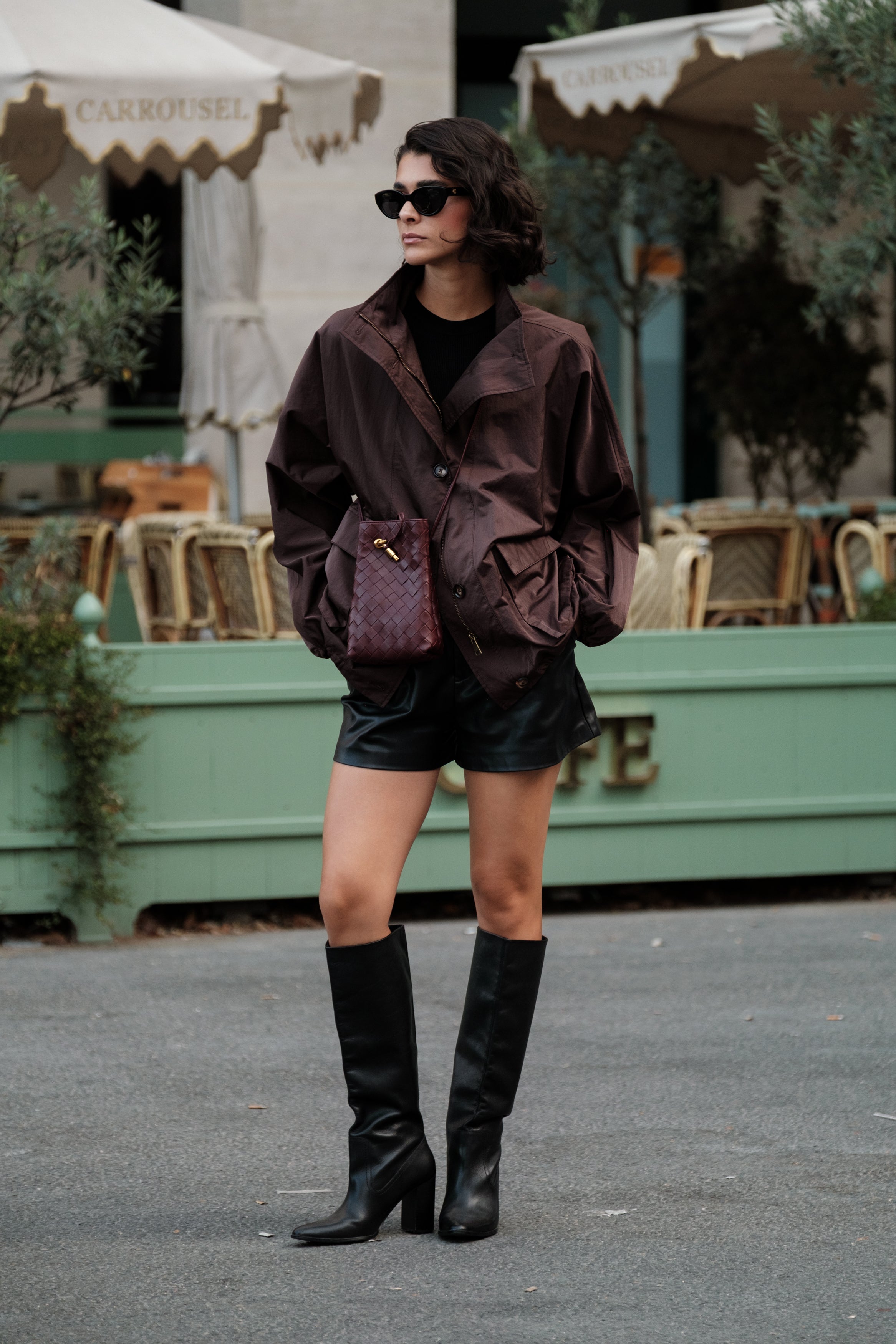 EDITH veste mi-longue imperméable col montant boutonnée choco femme - Escandelle Paris (portrait)
#couleur_choco