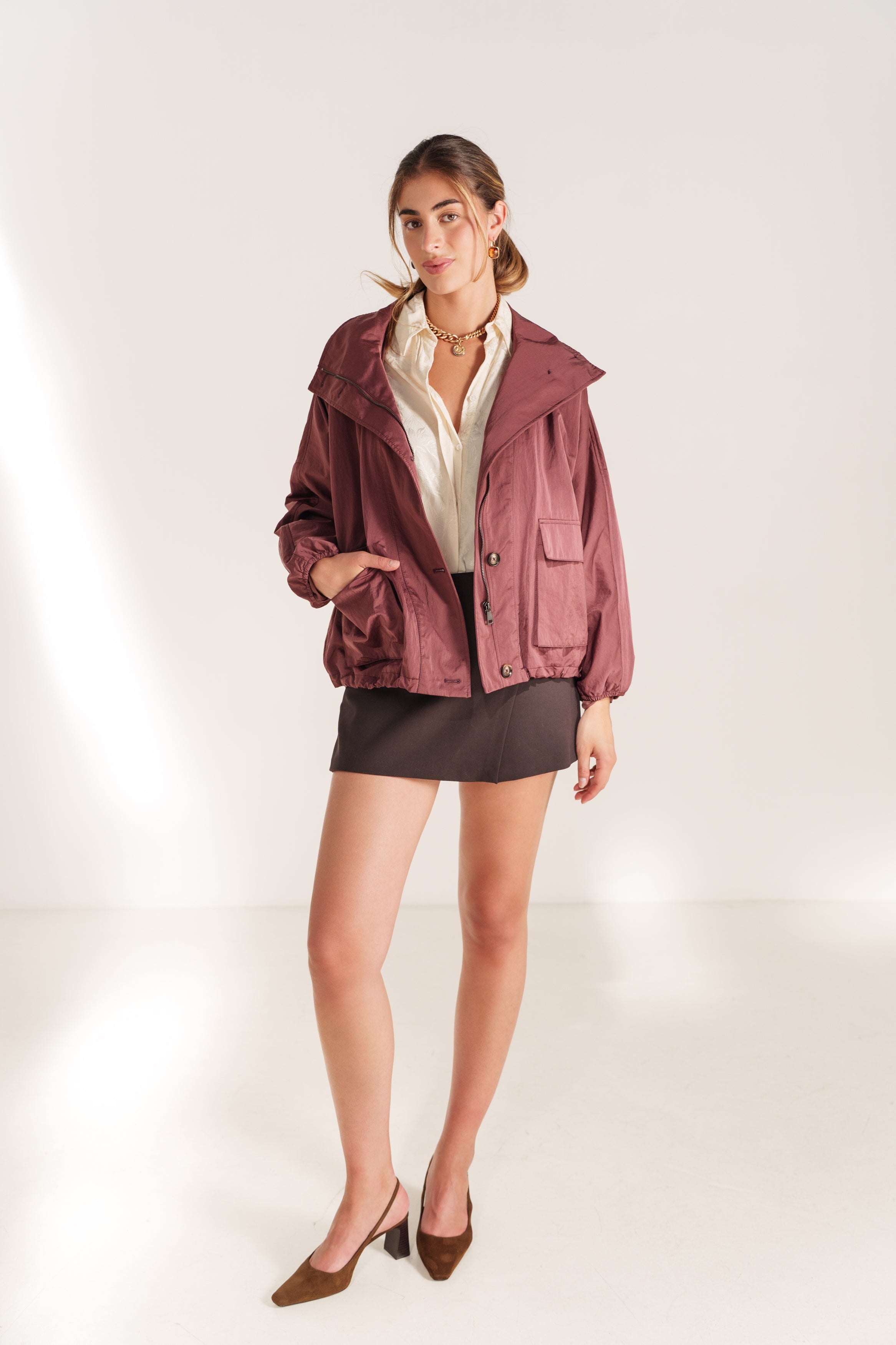 EDITH veste mi-longue imperméable col montant boutonnée bordeaux femme - Escandelle Paris (silhouette entière)
#couleur_bordeaux