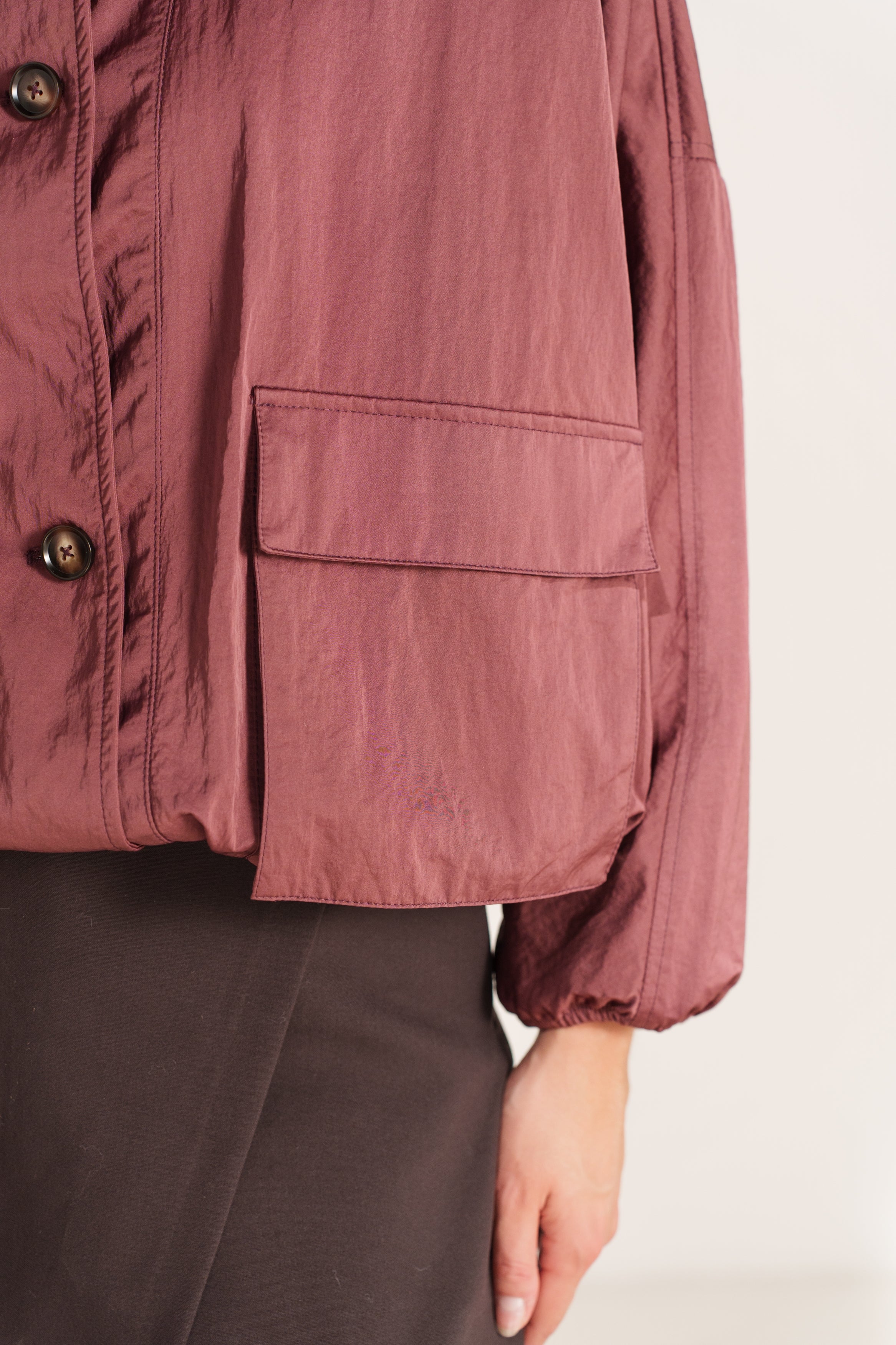 EDITH veste mi-longue imperméable col montant boutonnée bordeaux femme - Escandelle Paris (gros plan détails matière)
#couleur_bordeaux