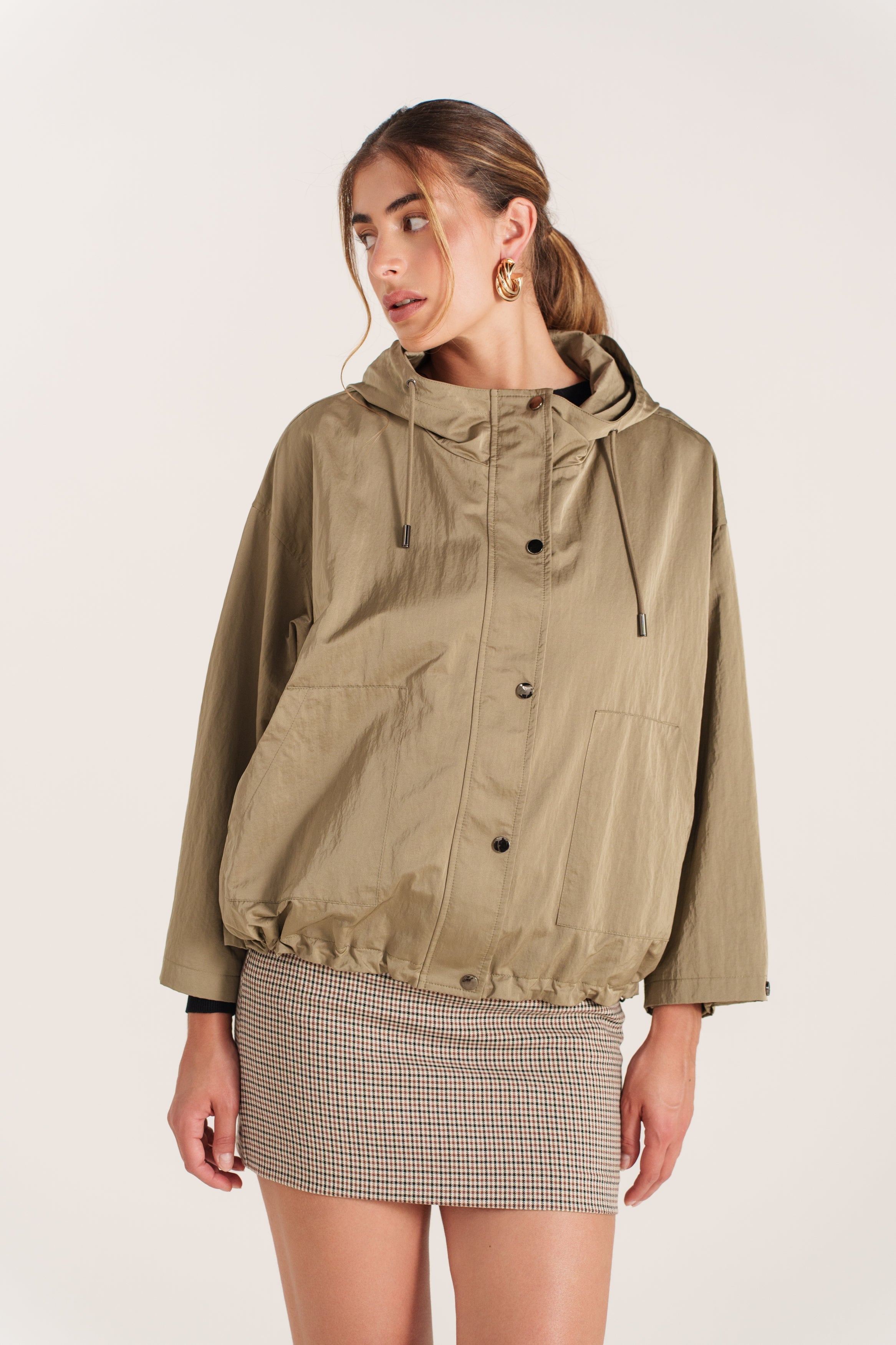 CARINE blouson court imperméable léger oversize kaki femme - Escandelle Paris (portrait)
#couleur_kaki
