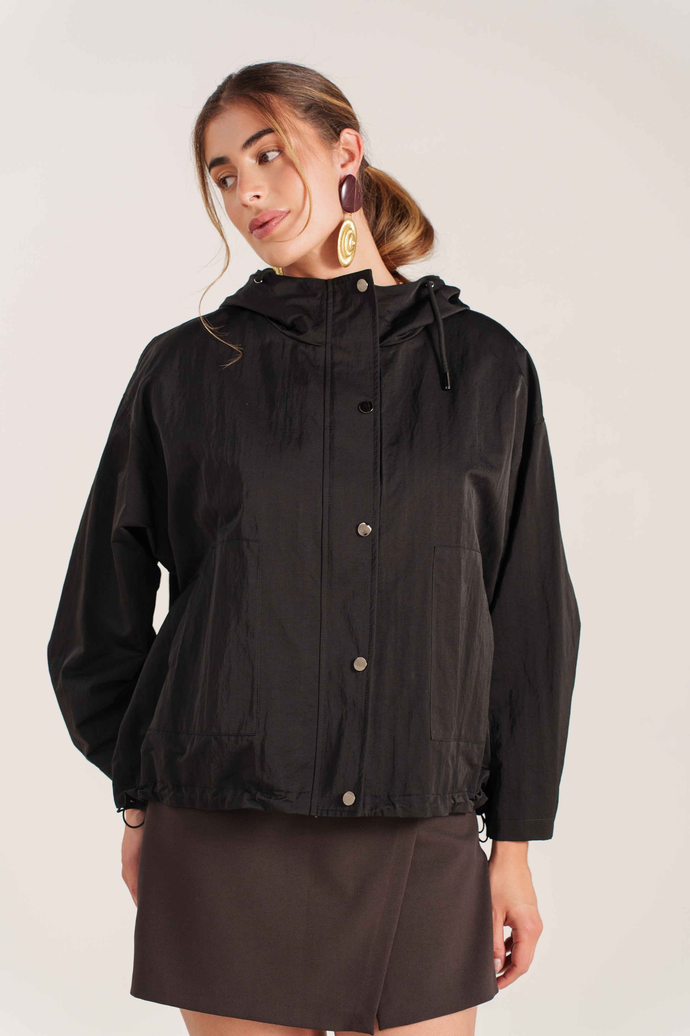 CARINE blouson court imperméable léger oversize noir femme - Escandelle Paris (portrait)
#couleur_noir