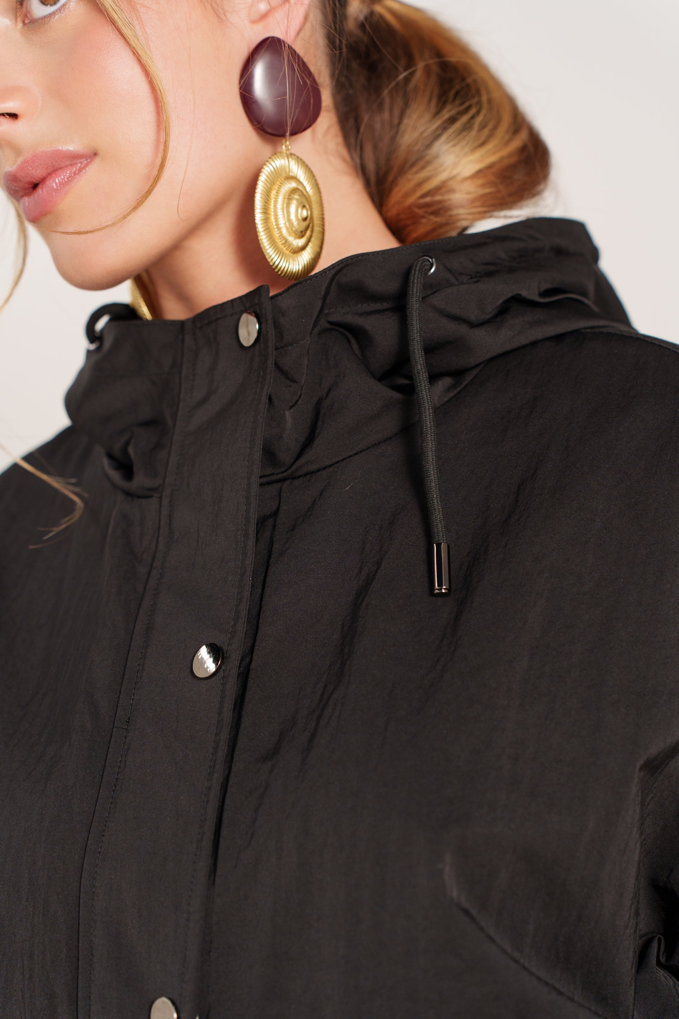 CARINE blouson court imperméable léger oversize noir femme - Escandelle Paris (gros plan détails matière)
#couleur_noir