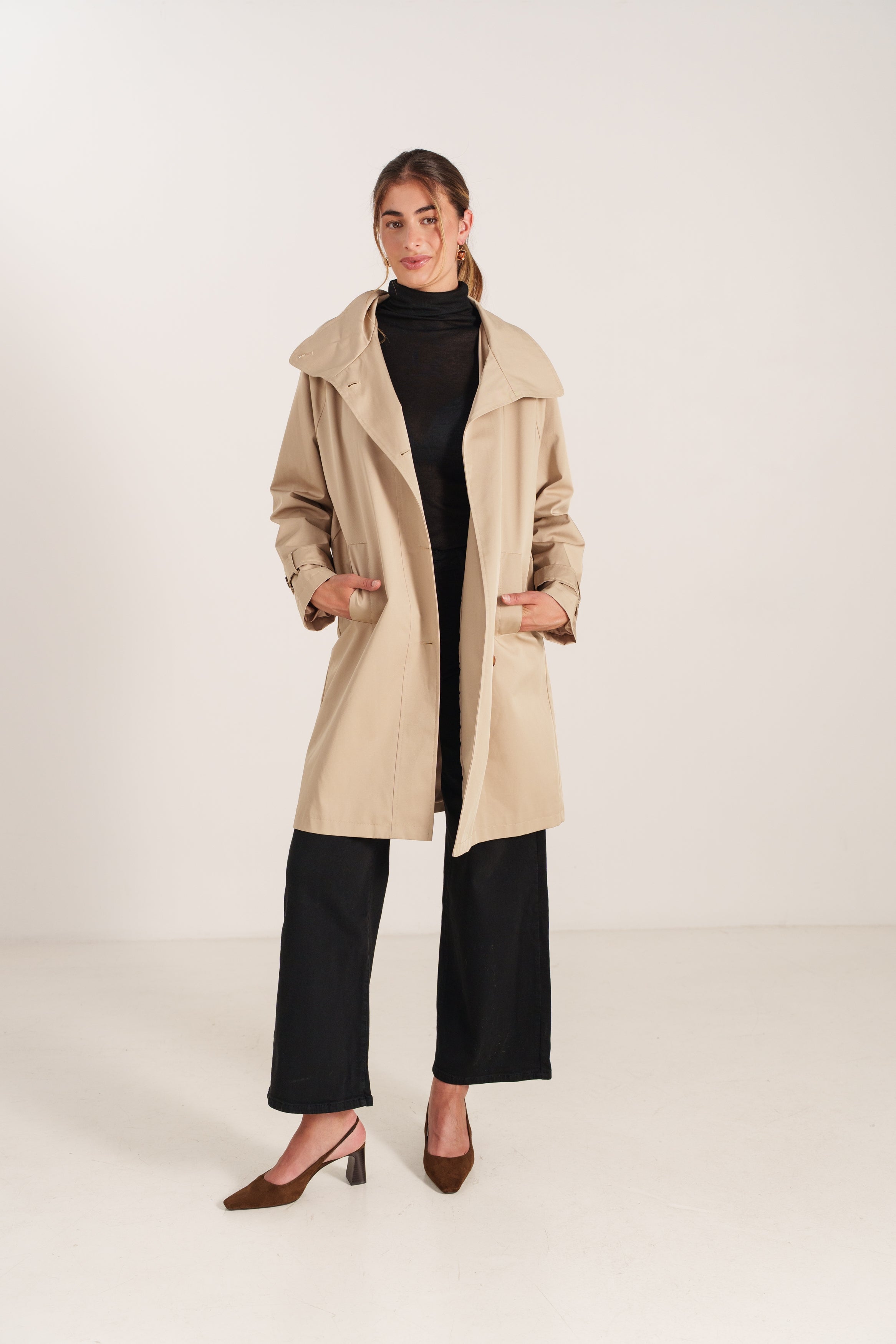 ROSINA trench mi-long fluide col montant boutonnage biais beige femme - Escandelle Paris (silhouette entière)
#couleur_beige