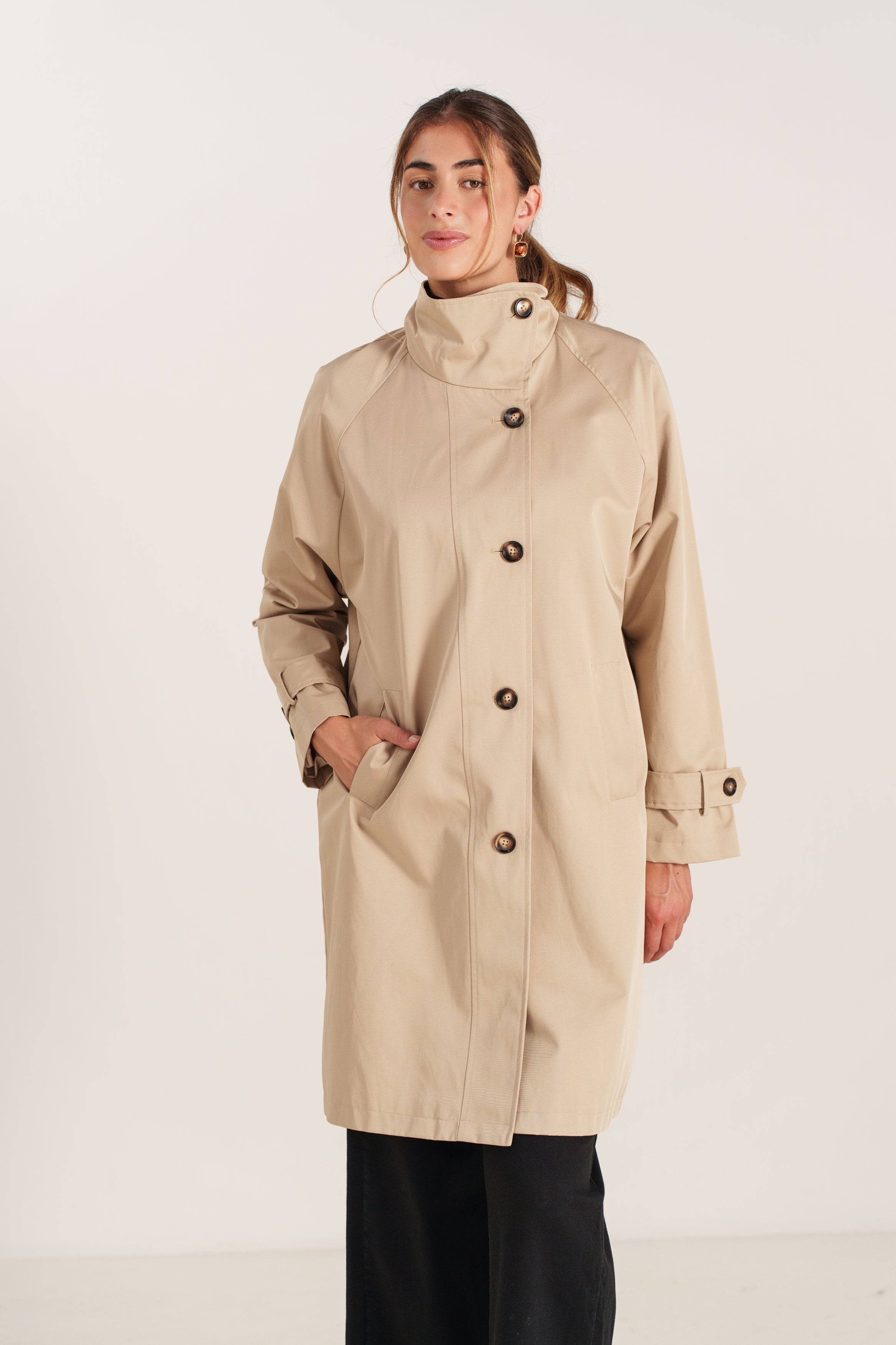 ROSINA trench mi-long fluide col montant boutonnage biais beige femme - Escandelle Paris (portrait)
#couleur_beige