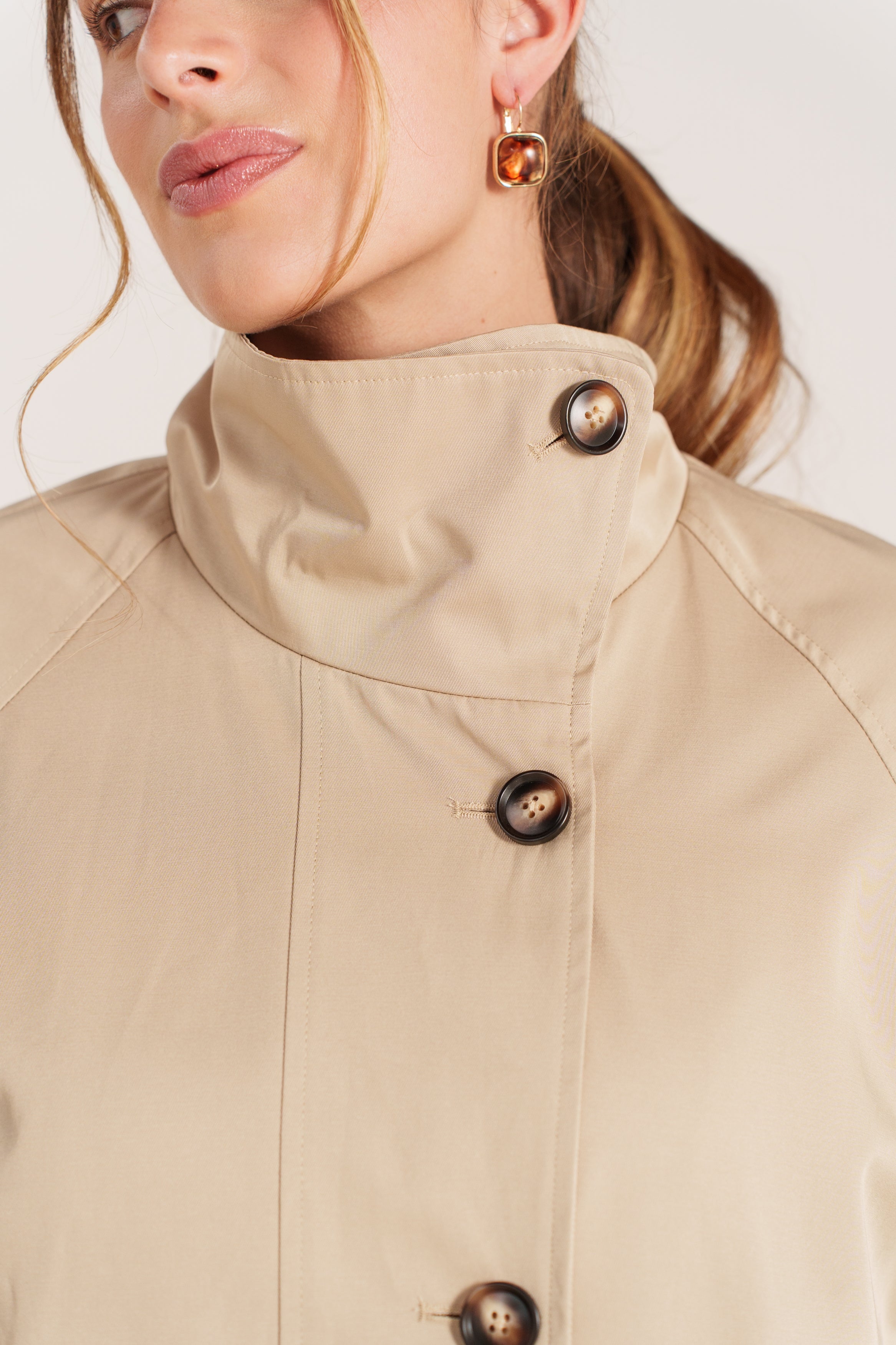 ROSINA trench mi-long fluide col montant boutonnage biais beige femme - Escandelle Paris (gros plan détails matière)
#couleur_beige