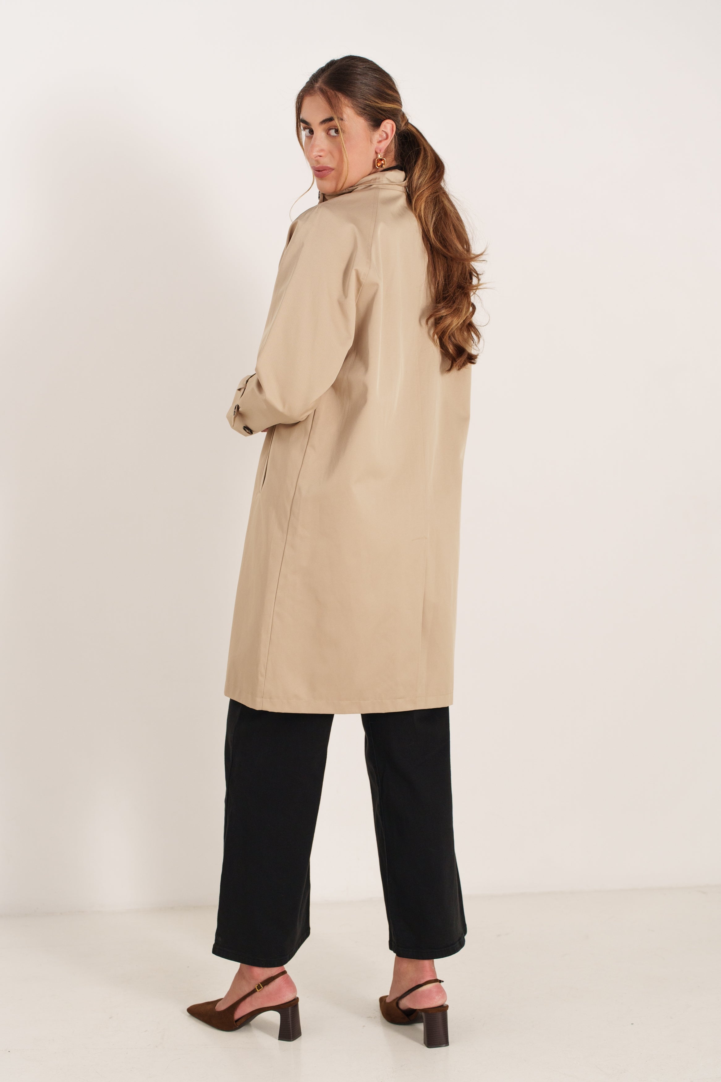 ROSINA trench mi-long fluide col montant boutonnage biais beige femme - Escandelle Paris (dos)
#couleur_beige