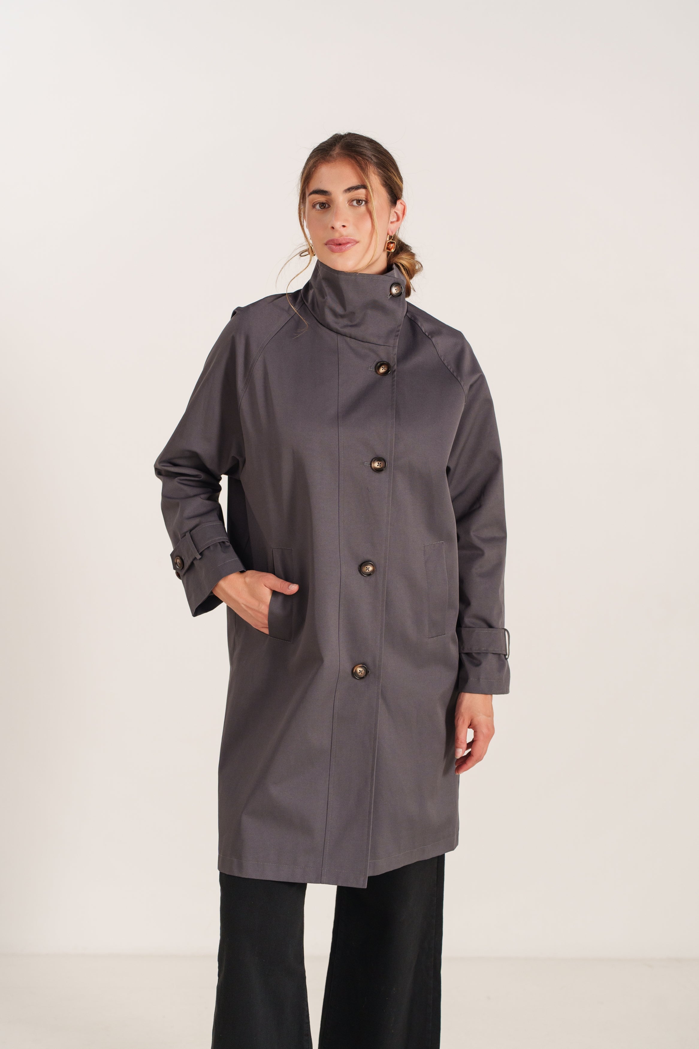 ROSINA trench mi-long fluide col montant boutonnage biais gris femme - Escandelle Paris (portrait)
#couleur_gris