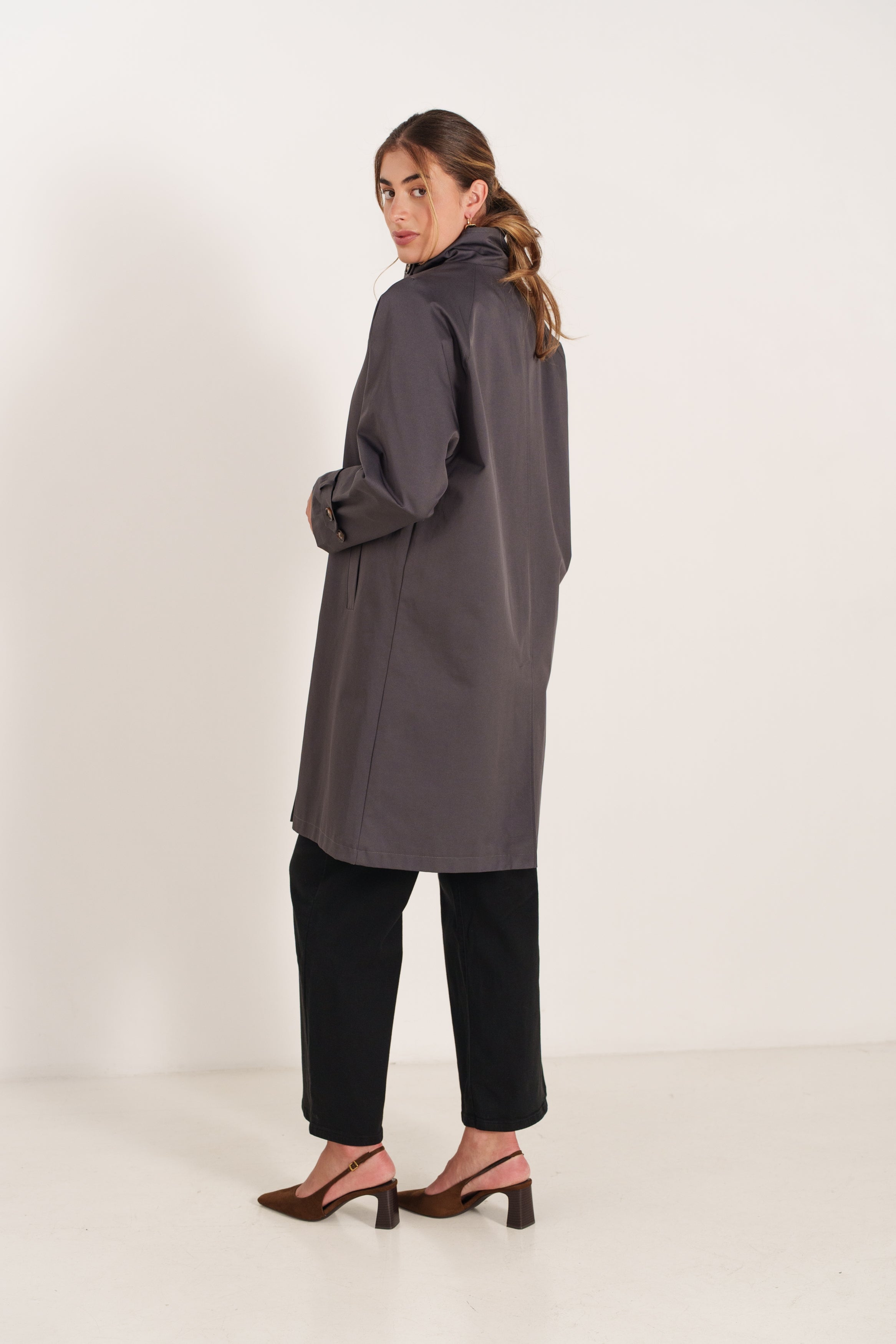 ROSINA trench mi-long fluide col montant boutonnage biais gris femme - Escandelle Paris (dos)
#couleur_gris