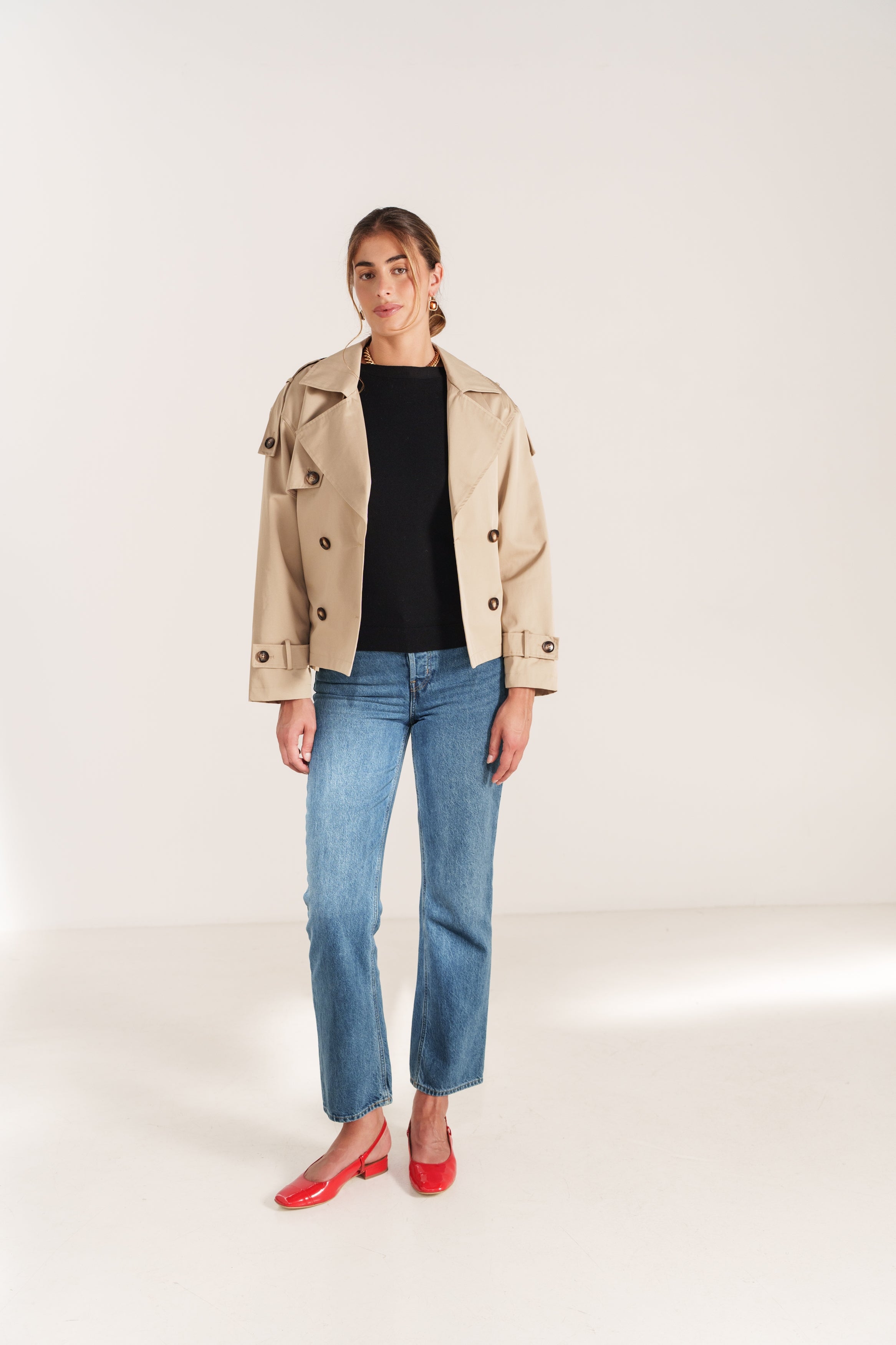 AMANDINE trench court déperlant ceinturé col revers boutonné beige femme - Escandelle Paris (silhouette entière)
#couleur_beige