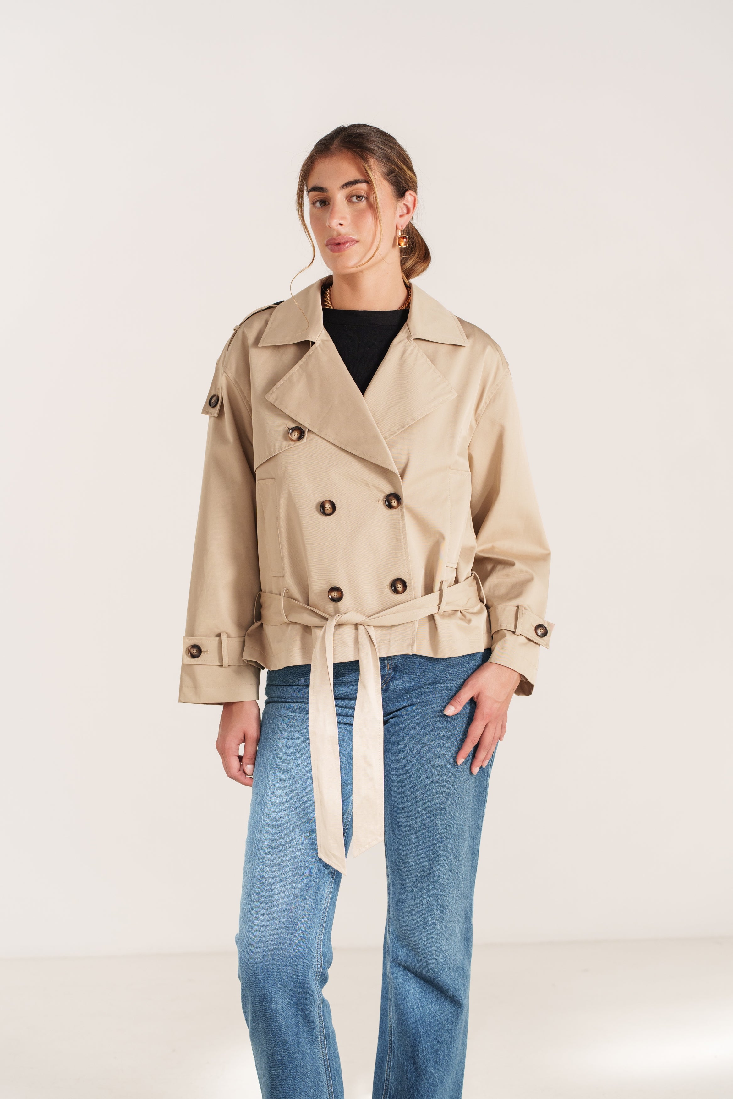 AMANDINE trench court déperlant ceinturé col revers boutonné beige femme - Escandelle Paris (portrait)
#couleur_beige
