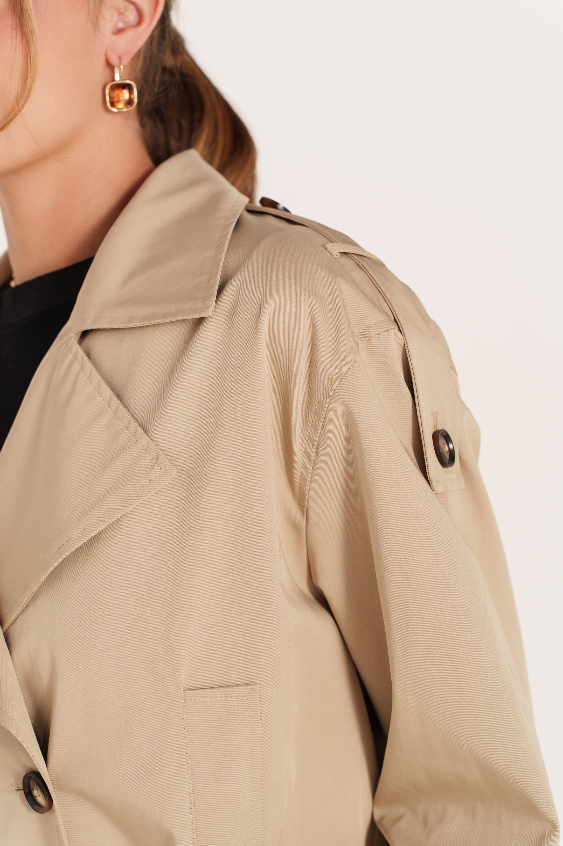 AMANDINE trench court déperlant ceinturé col revers boutonné beige femme - Escandelle Paris (gros plan détails matière)
#couleur_beige