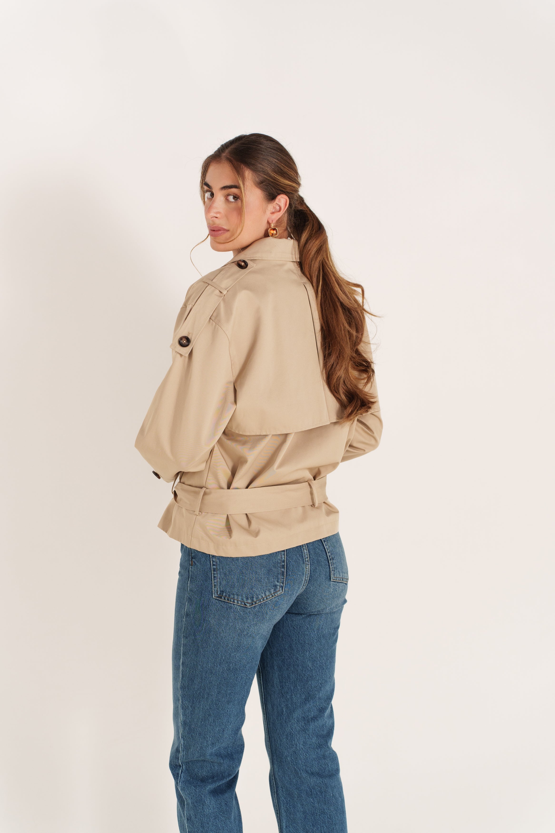 AMANDINE trench court déperlant ceinturé col revers boutonné beige femme - Escandelle Paris (dos)
#couleur_beige