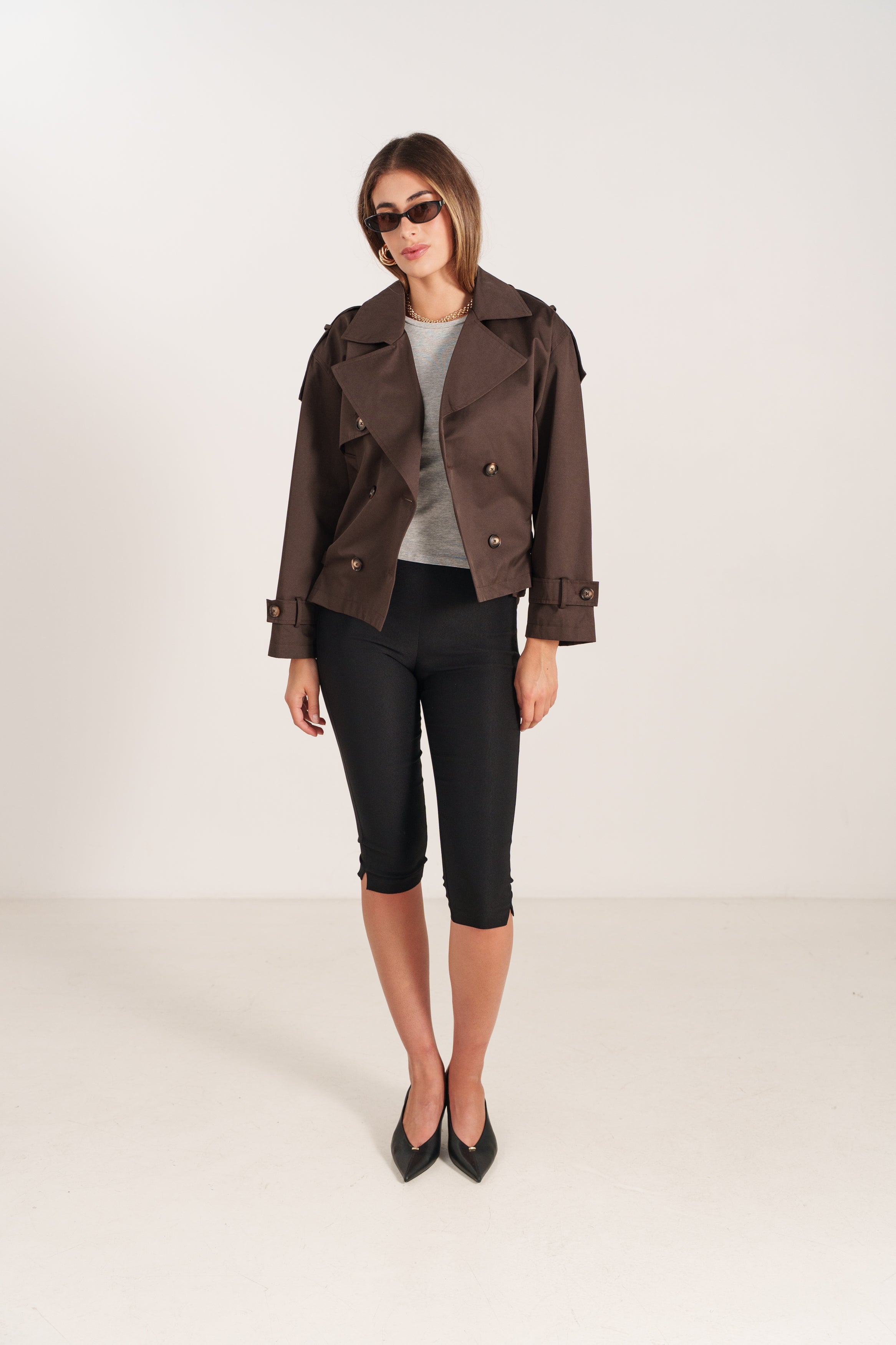 AMANDINE trench court déperlant ceinturé col revers boutonné choco femme - Escandelle Paris (silhouette entière)
#couleur_choco