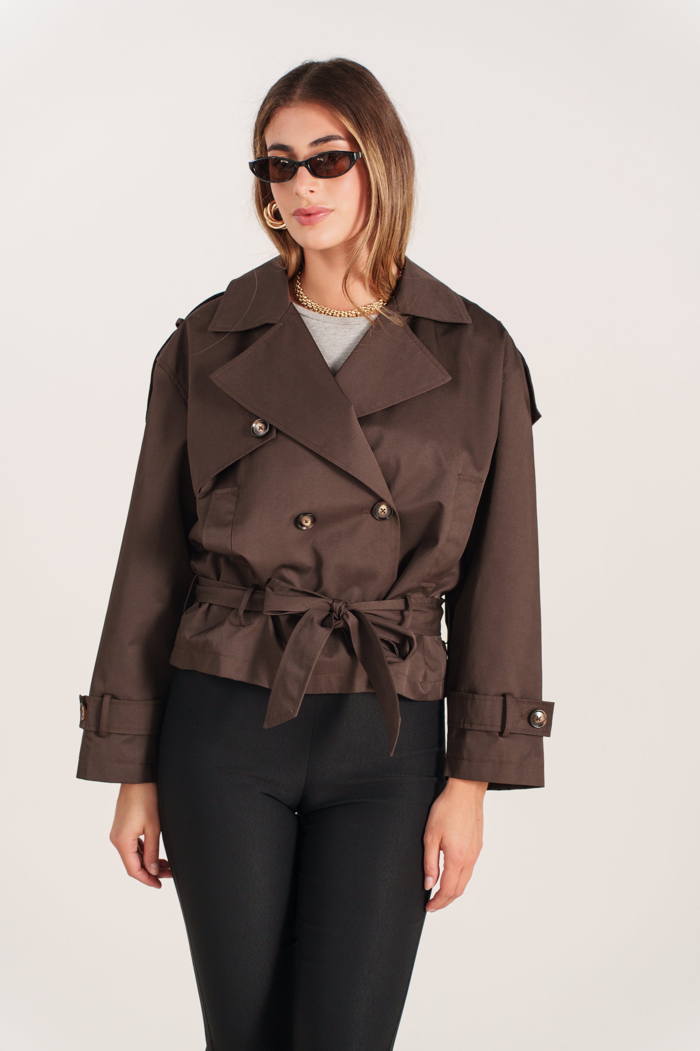 AMANDINE trench court déperlant ceinturé col revers boutonné choco femme - Escandelle Paris (portrait)
#couleur_choco