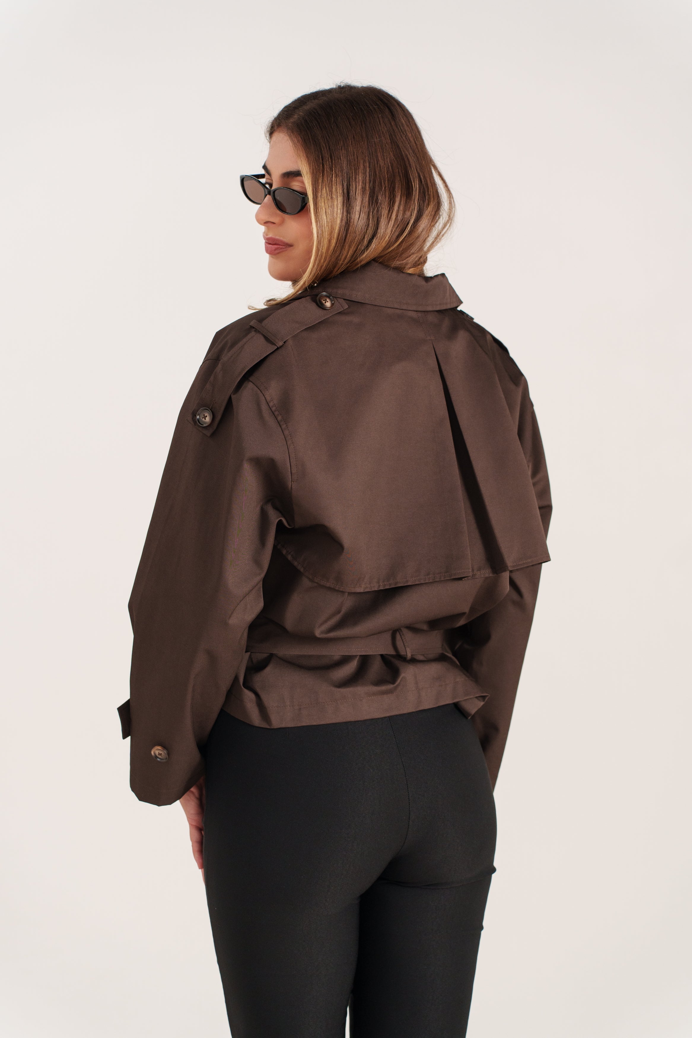 AMANDINE trench court déperlant ceinturé col revers boutonné choco femme - Escandelle Paris (dos)
#couleur_choco