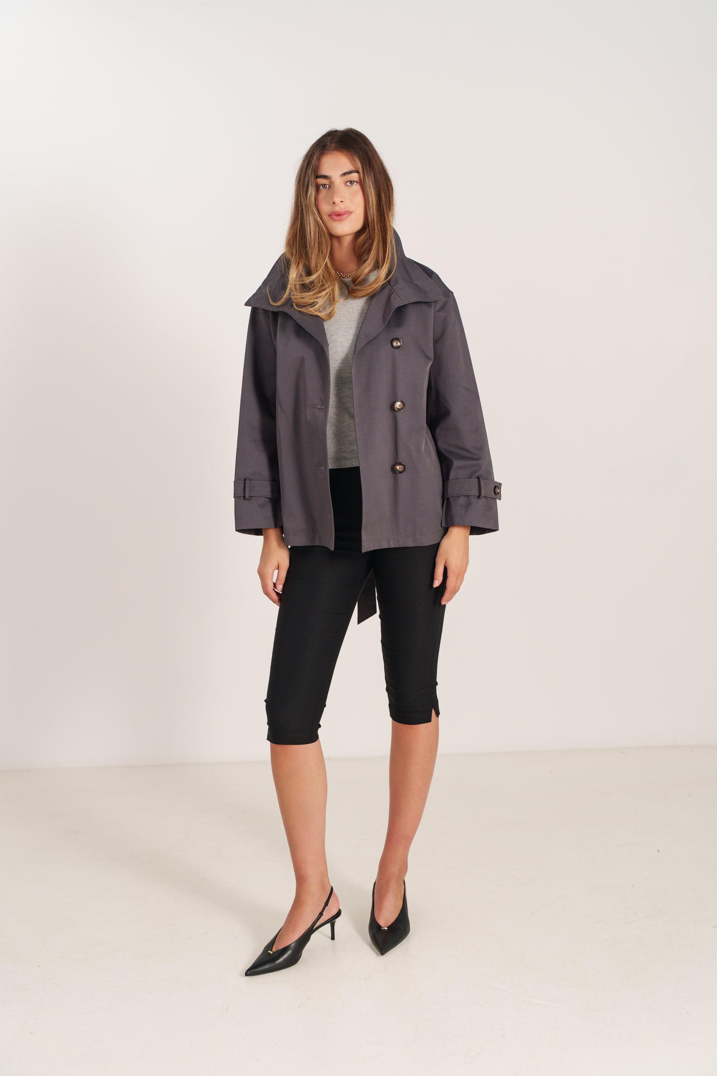 FABIANA trench court fluide col montant ceinturé asymétrique gris femme - Escandelle Paris (silhouette entière)
#couleur_gris