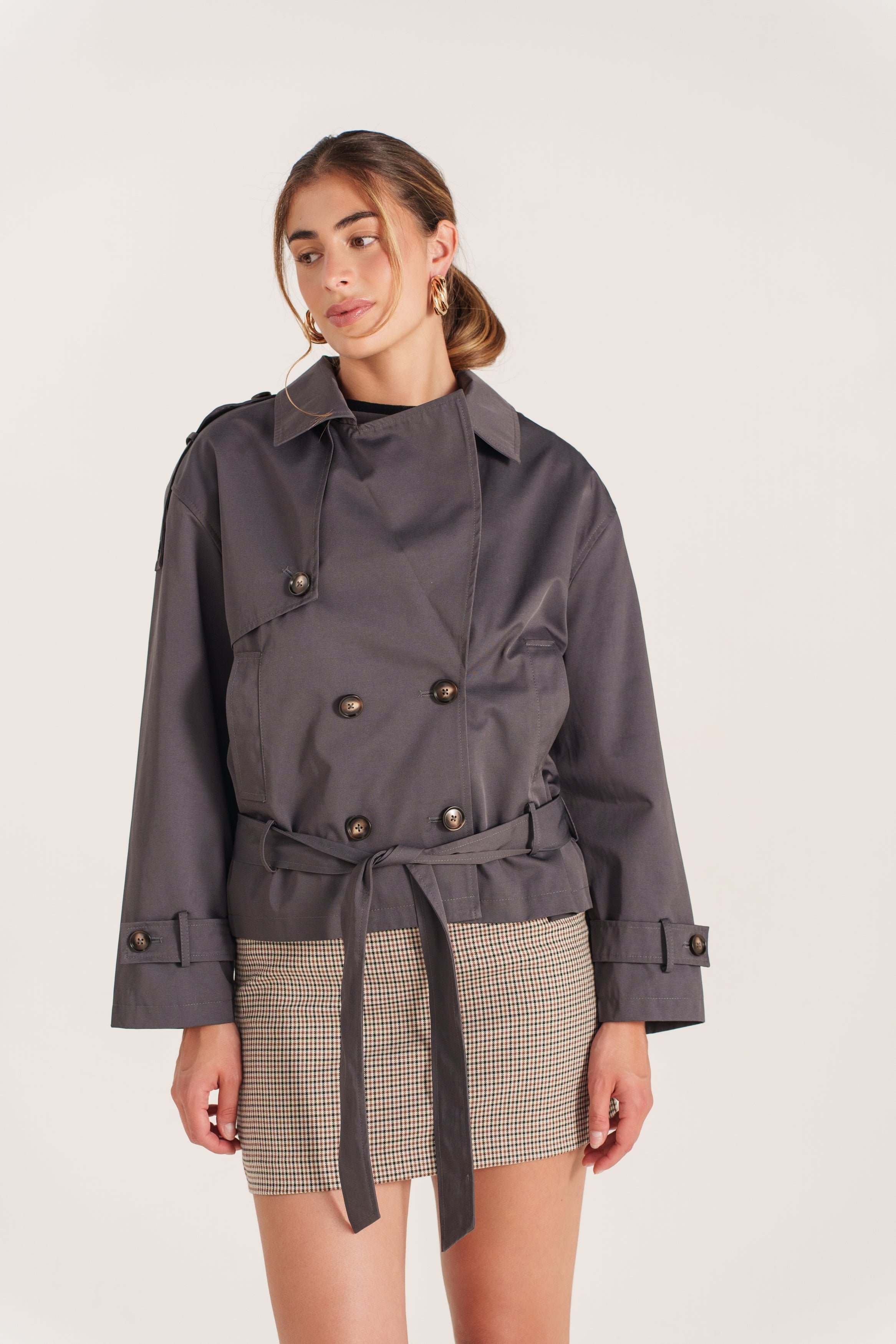 AMANDINE trench court déperlant ceinturé col revers boutonné gris femme - Escandelle Paris (portrait)
#couleur_gris