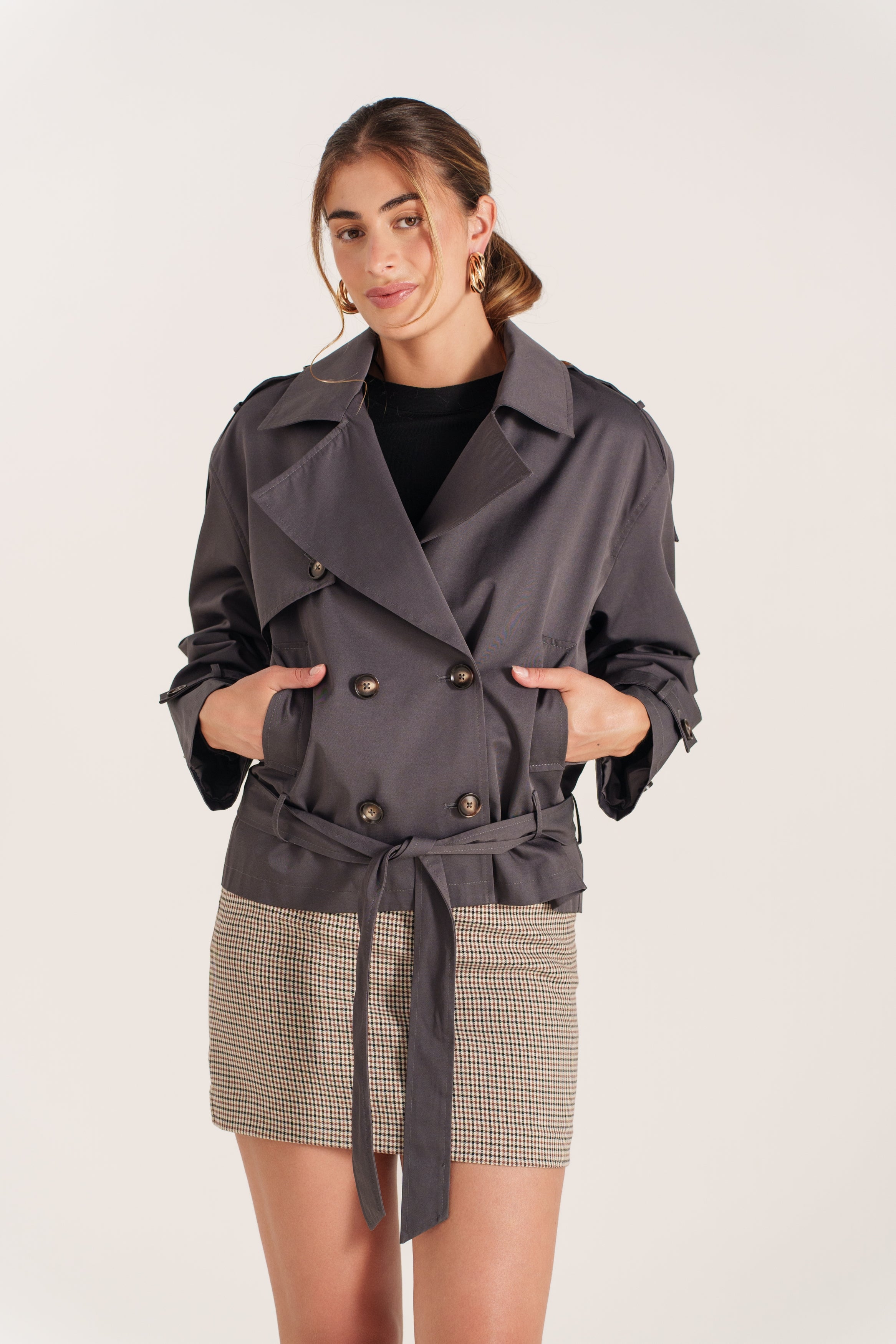 AMANDINE trench court déperlant ceinturé col revers boutonné gris femme - Escandelle Paris (gros plan col)
#couleur_gris