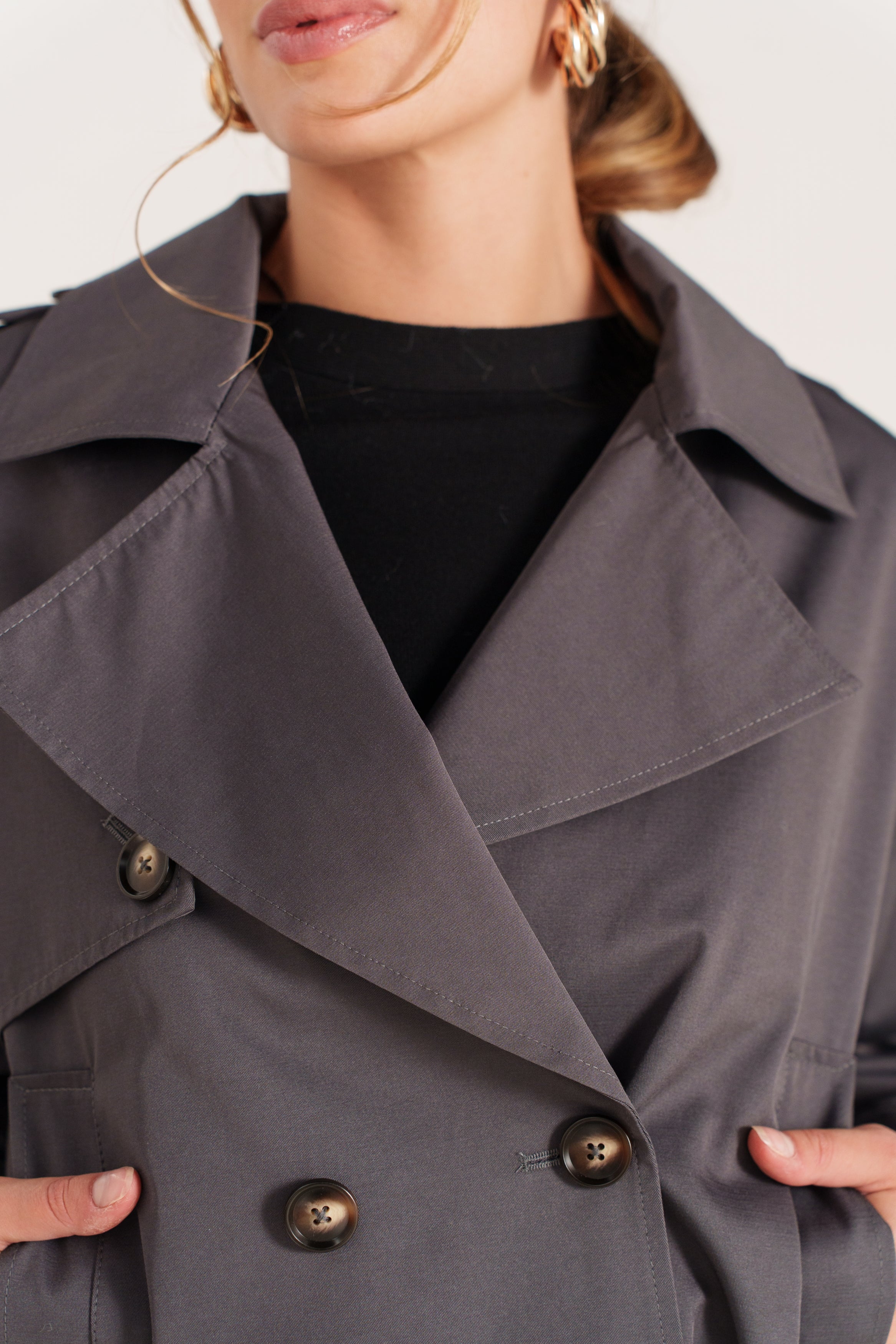 AMANDINE trench court déperlant ceinturé col revers boutonné gris femme - Escandelle Paris (gros plan détails matière)
#couleur_gris