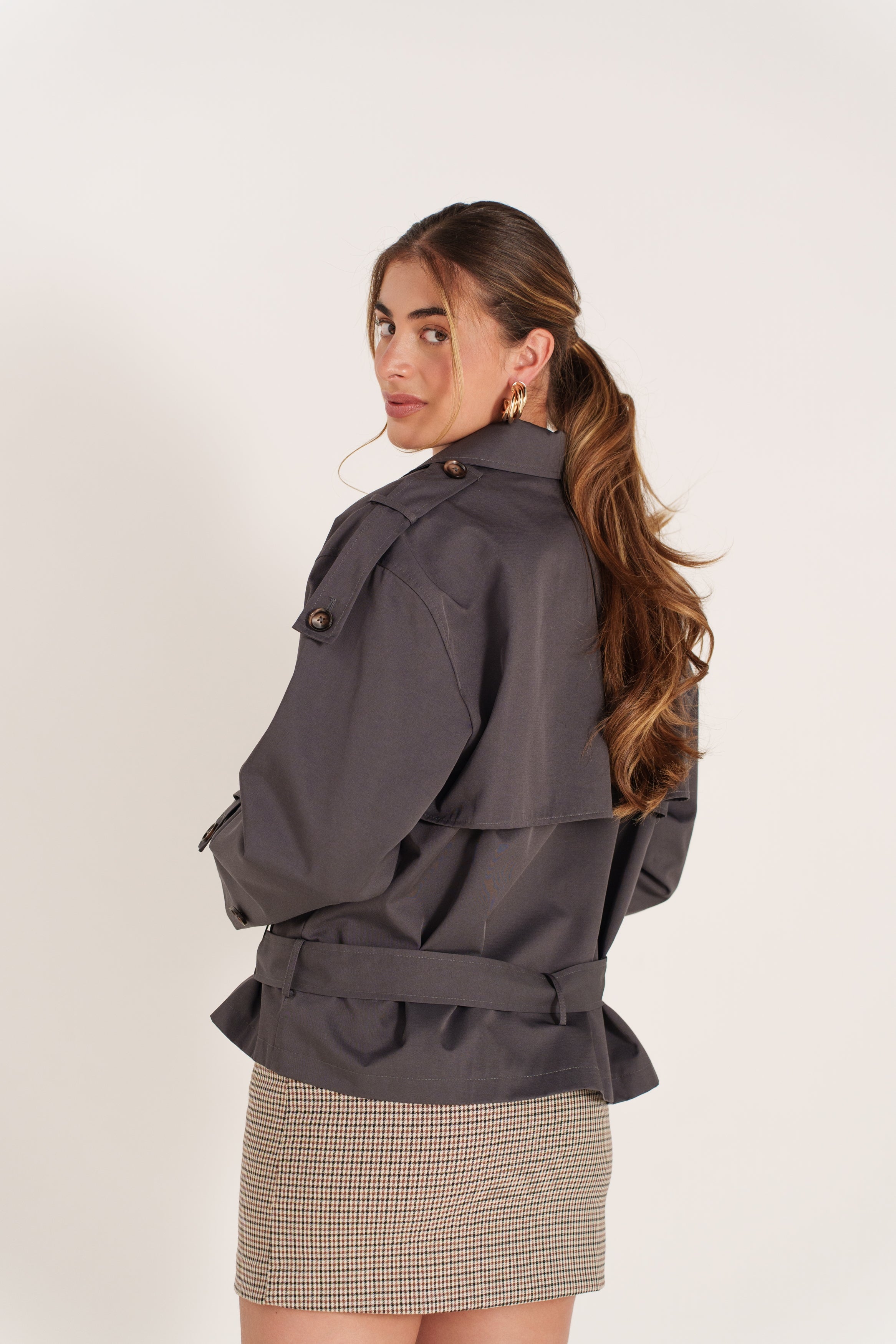 AMANDINE trench court déperlant ceinturé col revers boutonné gris femme - Escandelle Paris (dos)
#couleur_gris
