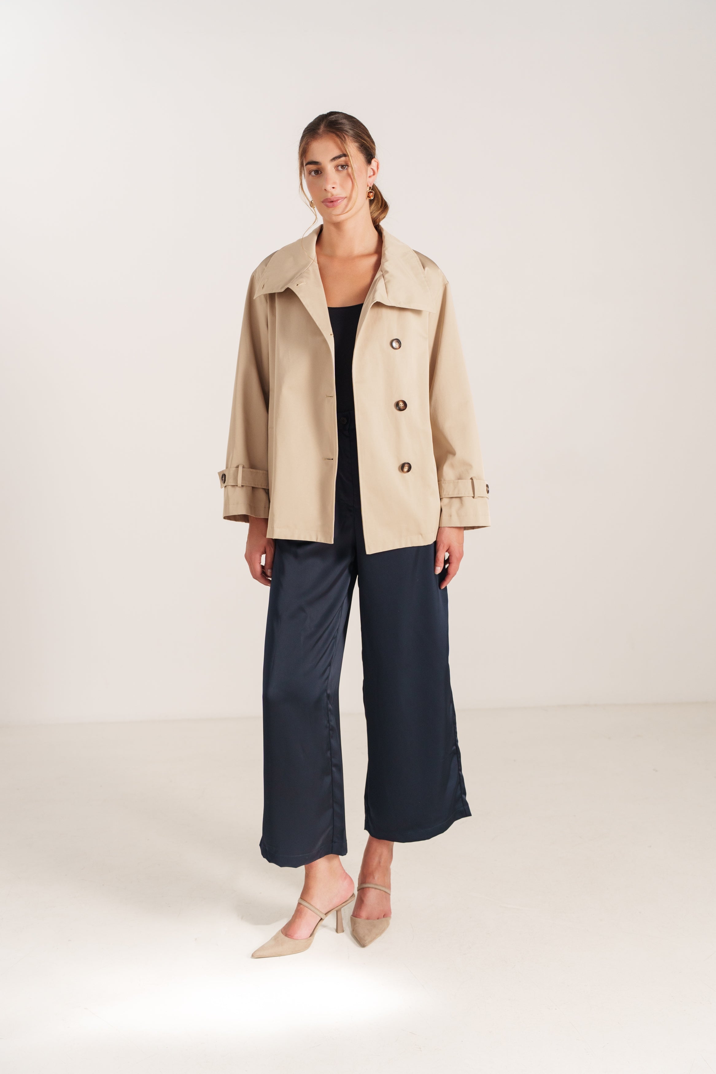 FABIANA trench court fluide col montant ceinturé asymétrique beige femme - Escandelle Paris (portrait)
#couleur_beige