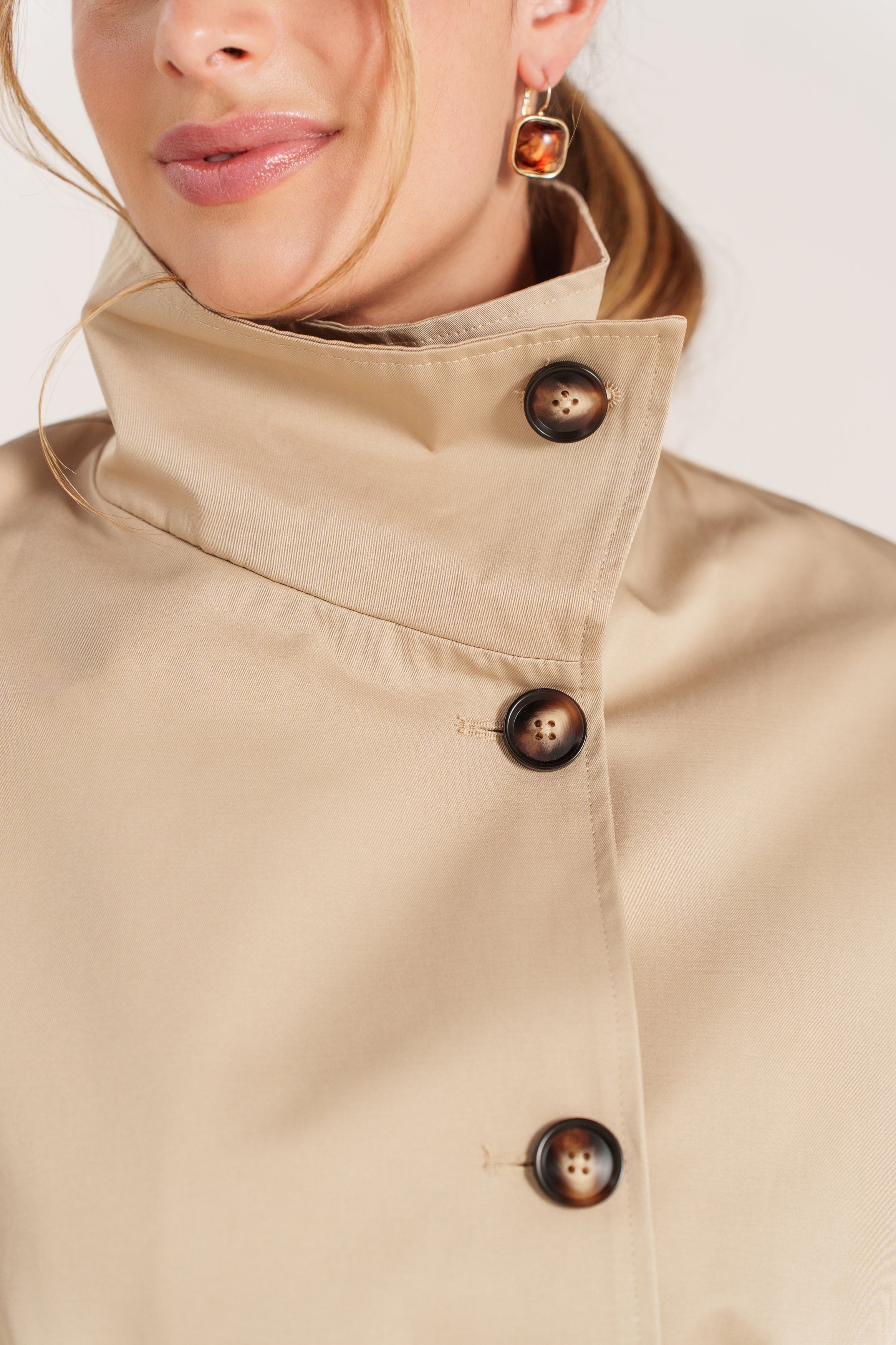 FABIANA trench court fluide col montant ceinturé asymétrique beige femme - Escandelle Paris (gros plan détails matière)
#couleur_beige