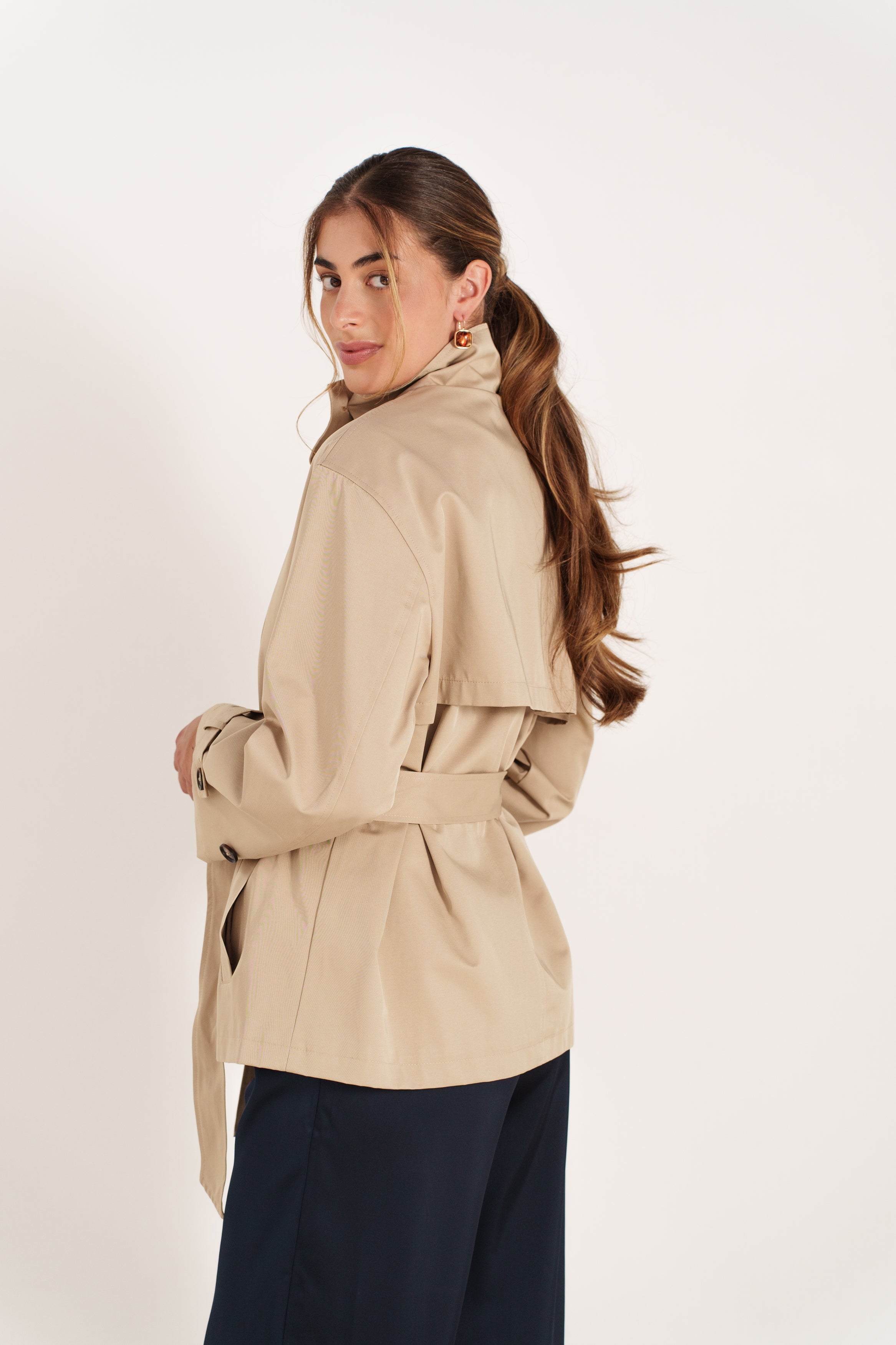 FABIANA trench court fluide col montant ceinturé asymétrique beige femme - Escandelle Paris (dos)
#couleur_beige