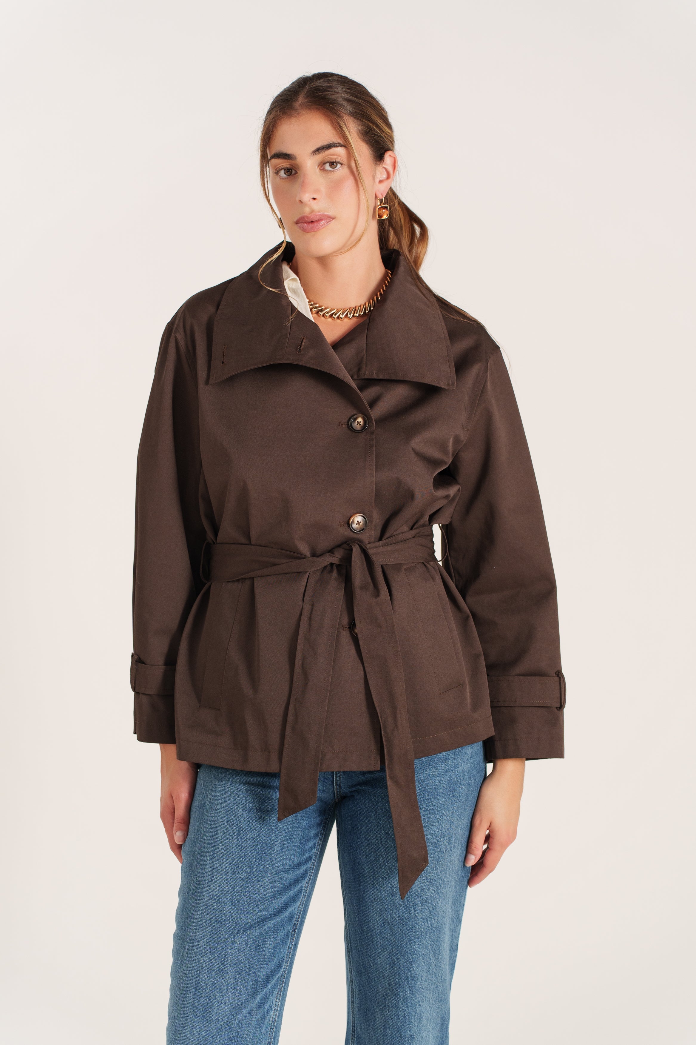 FABIANA trench court fluide col montant ceinturé asymétrique choco femme - Escandelle Paris (portrait)
#couleur_choco