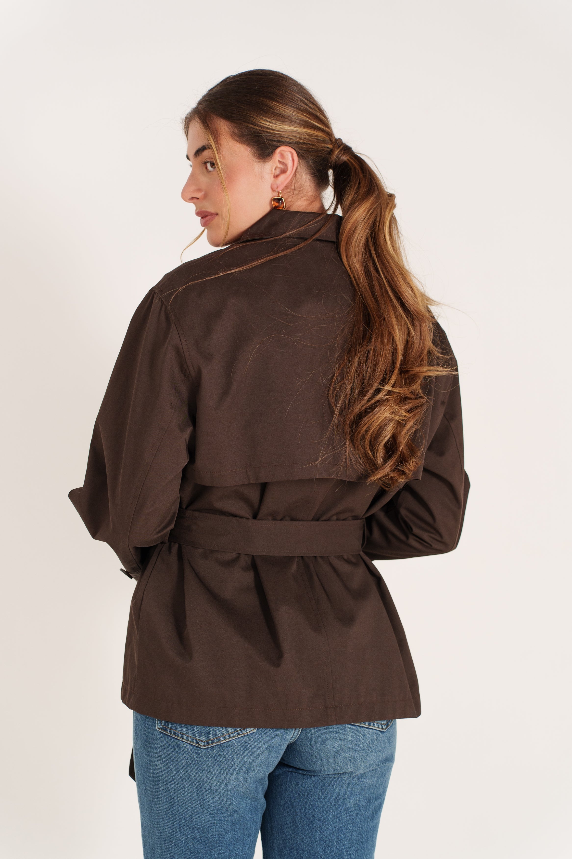 FABIANA trench court fluide col montant ceinturé asymétrique choco femme - Escandelle Paris (dos)
#couleur_choco