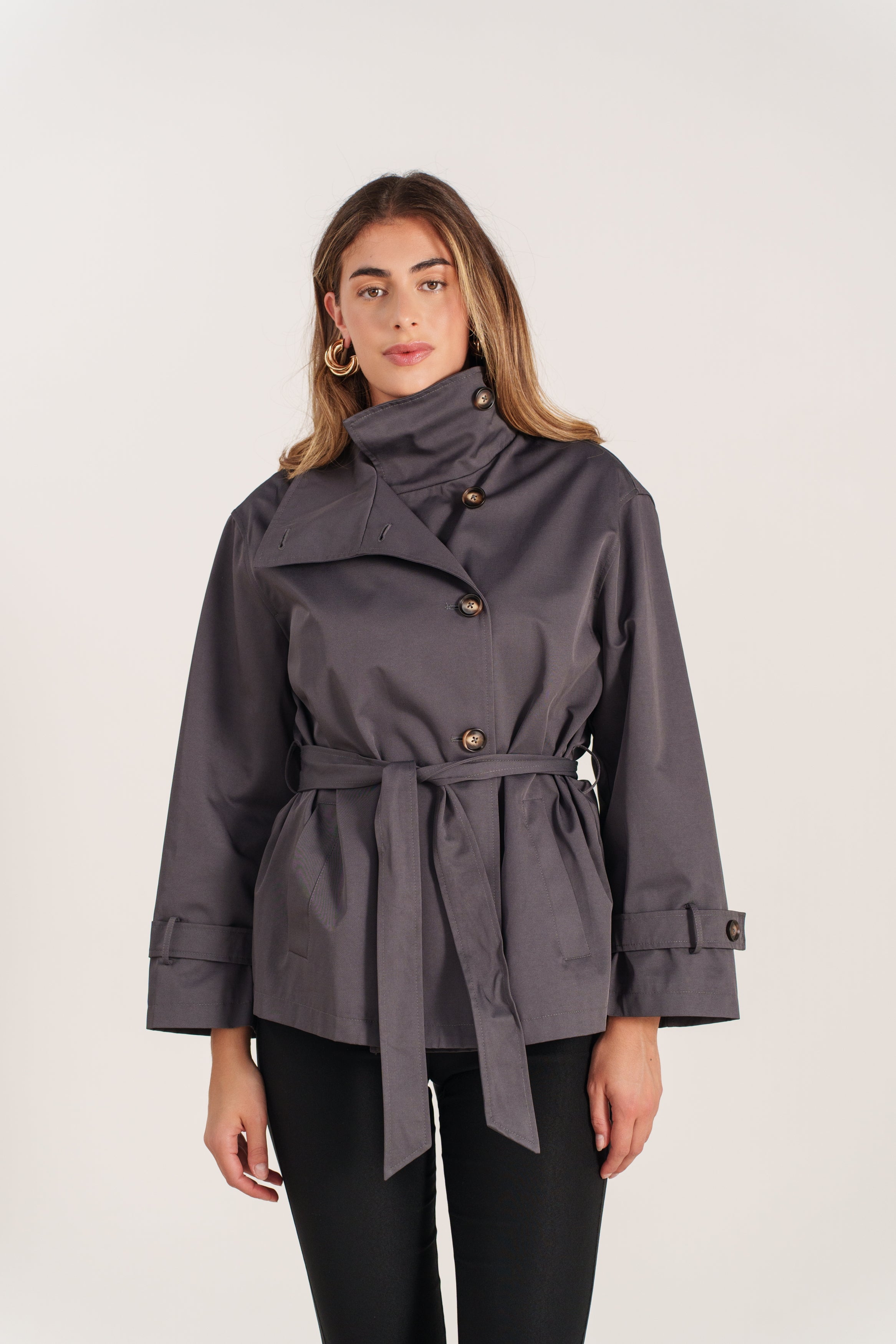 FABIANA trench court fluide col montant ceinturé asymétrique gris femme - Escandelle Paris (portrait)
#couleur_gris