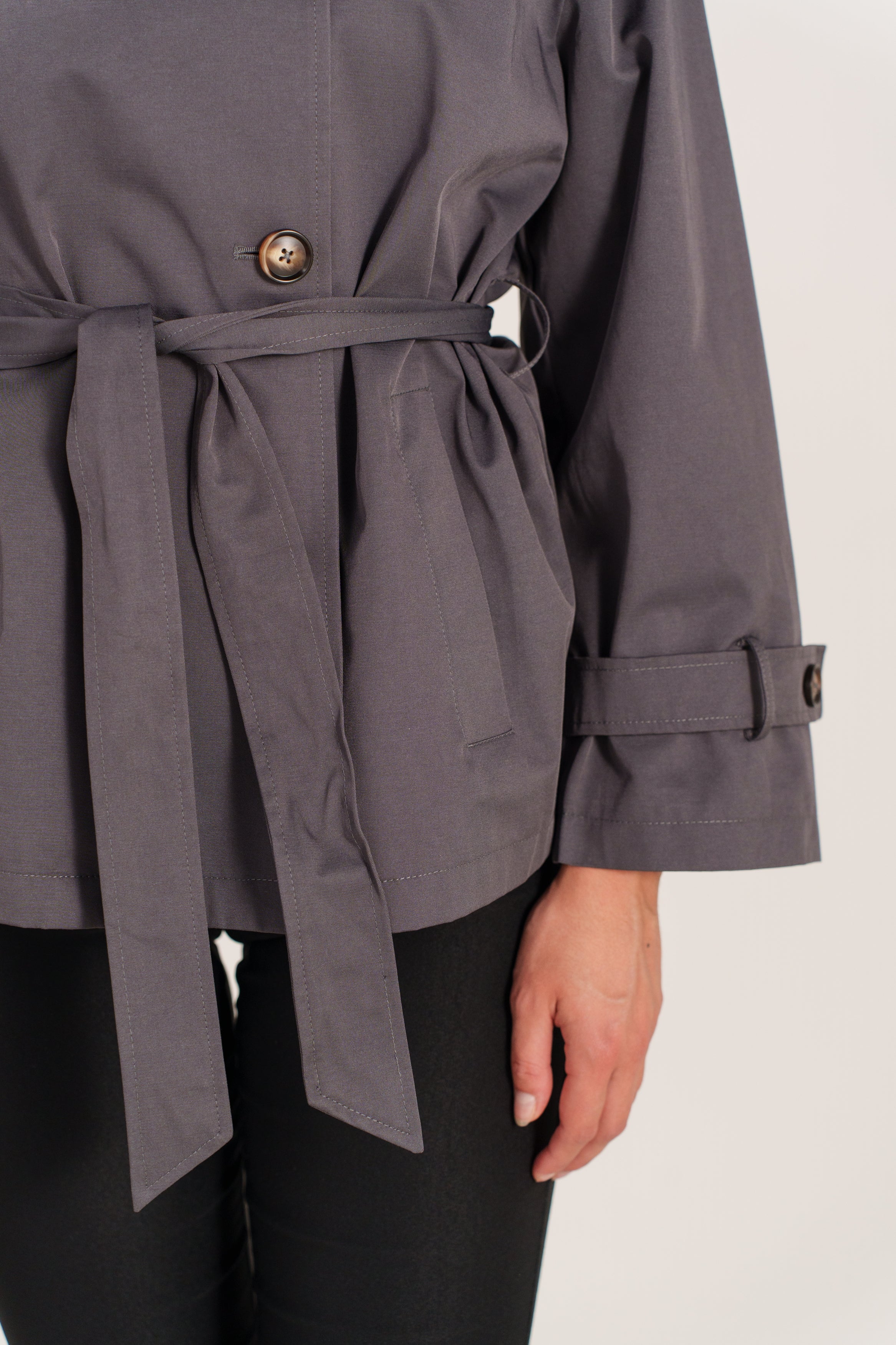 FABIANA trench court fluide col montant ceinturé asymétrique gris femme - Escandelle Paris (gros plan détails matière)
#couleur_gris