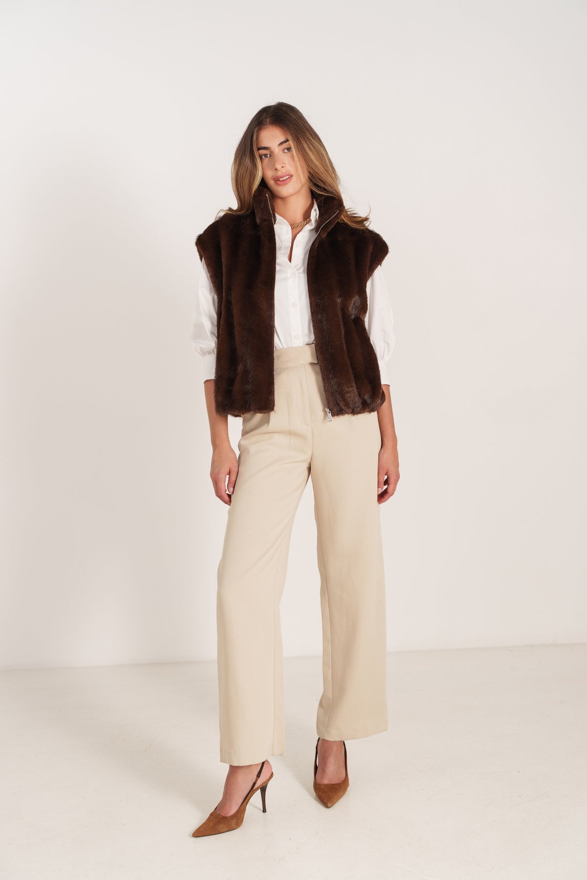 MAELYS gilet sans manches fausse fourrure col montant zippé choco femme - Escandelle Paris (silhouette entière)
#couleur_choco