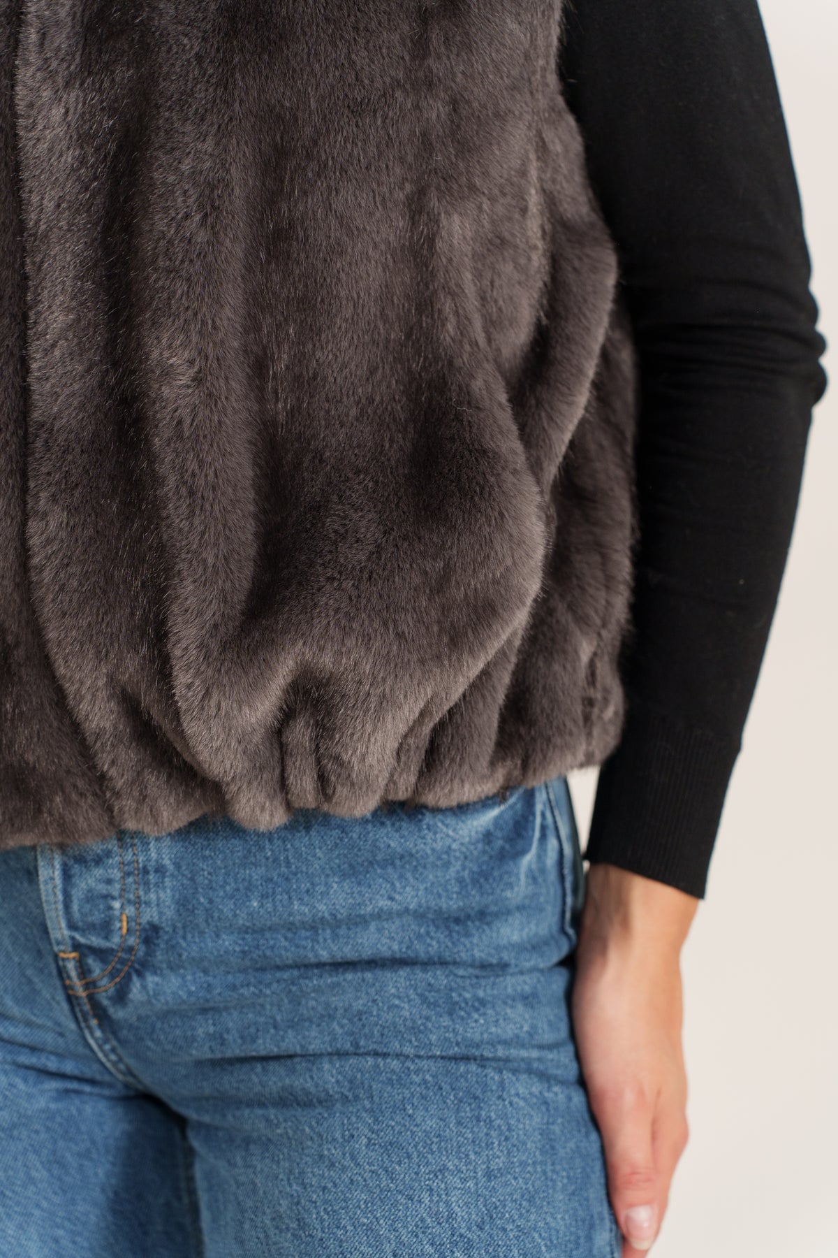 MAELYS gilet sans manches fausse fourrure col montant zippé gris femme - Escandelle Paris (gros plan détails matière)
#couleur_gris