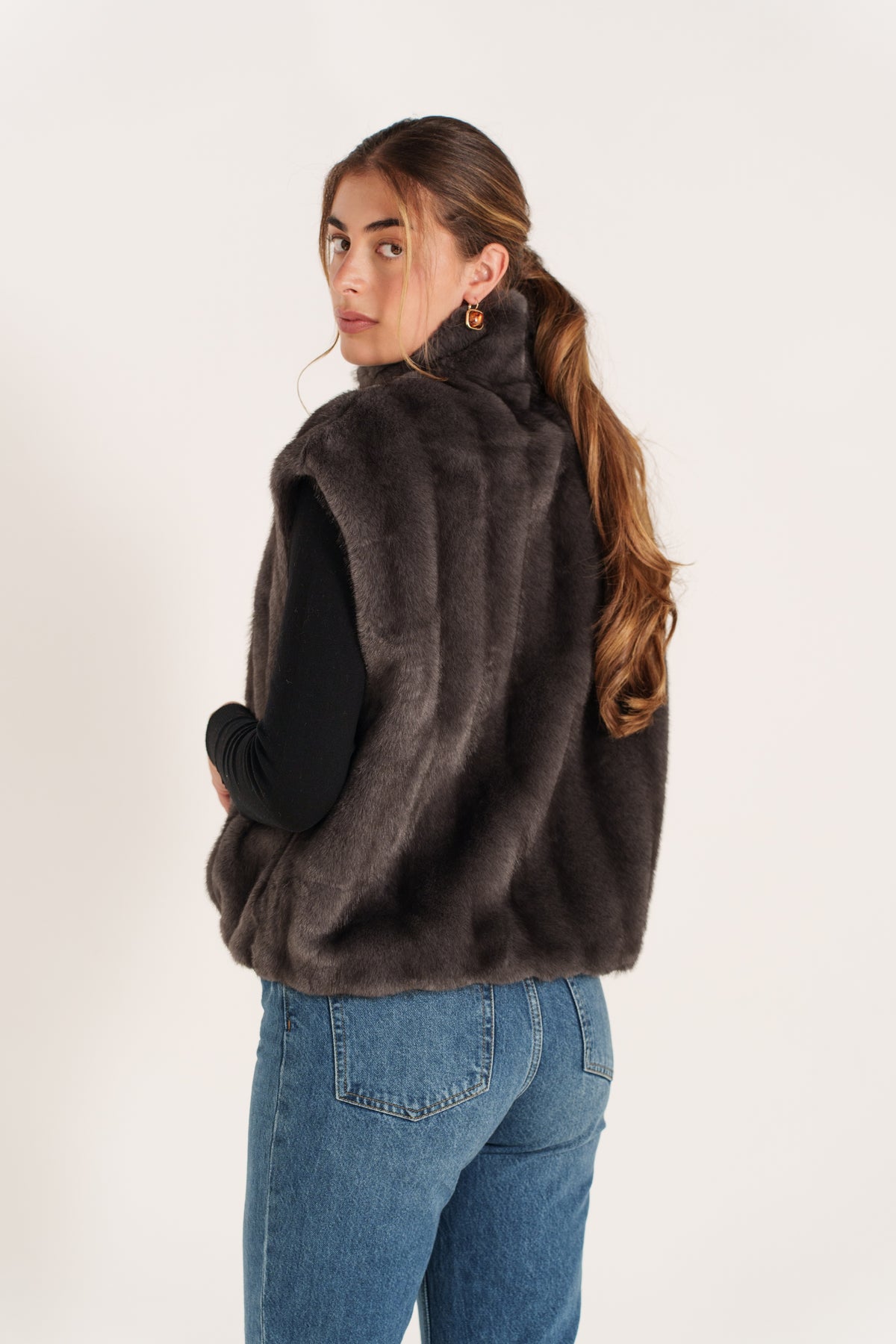 MAELYS gilet sans manches fausse fourrure col montant zippé gris femme - Escandelle Paris (dos)
#couleur_gris