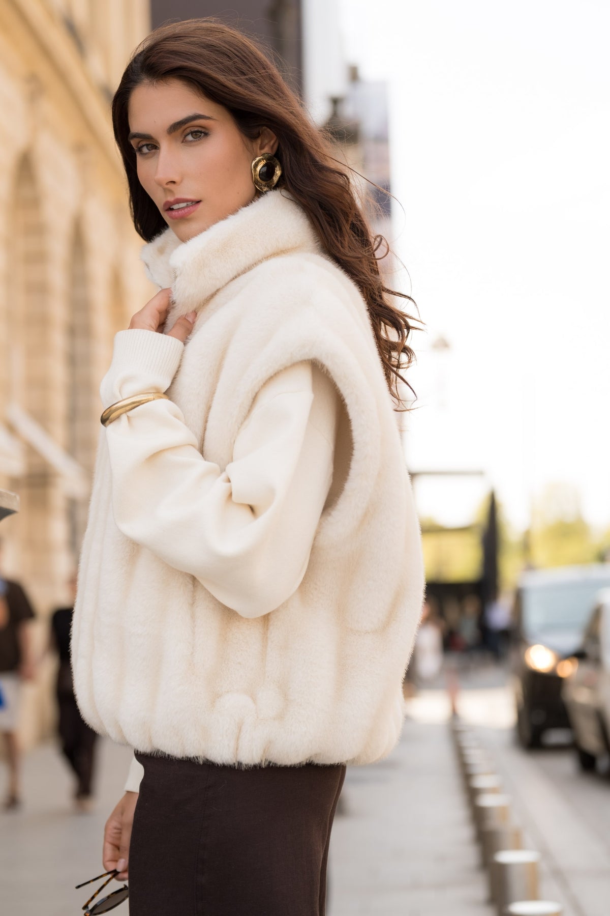 MAELYS gilet sans manches fausse fourrure col montant zippé beige femme - Escandelle Paris (profil droit)
#couleur_beige