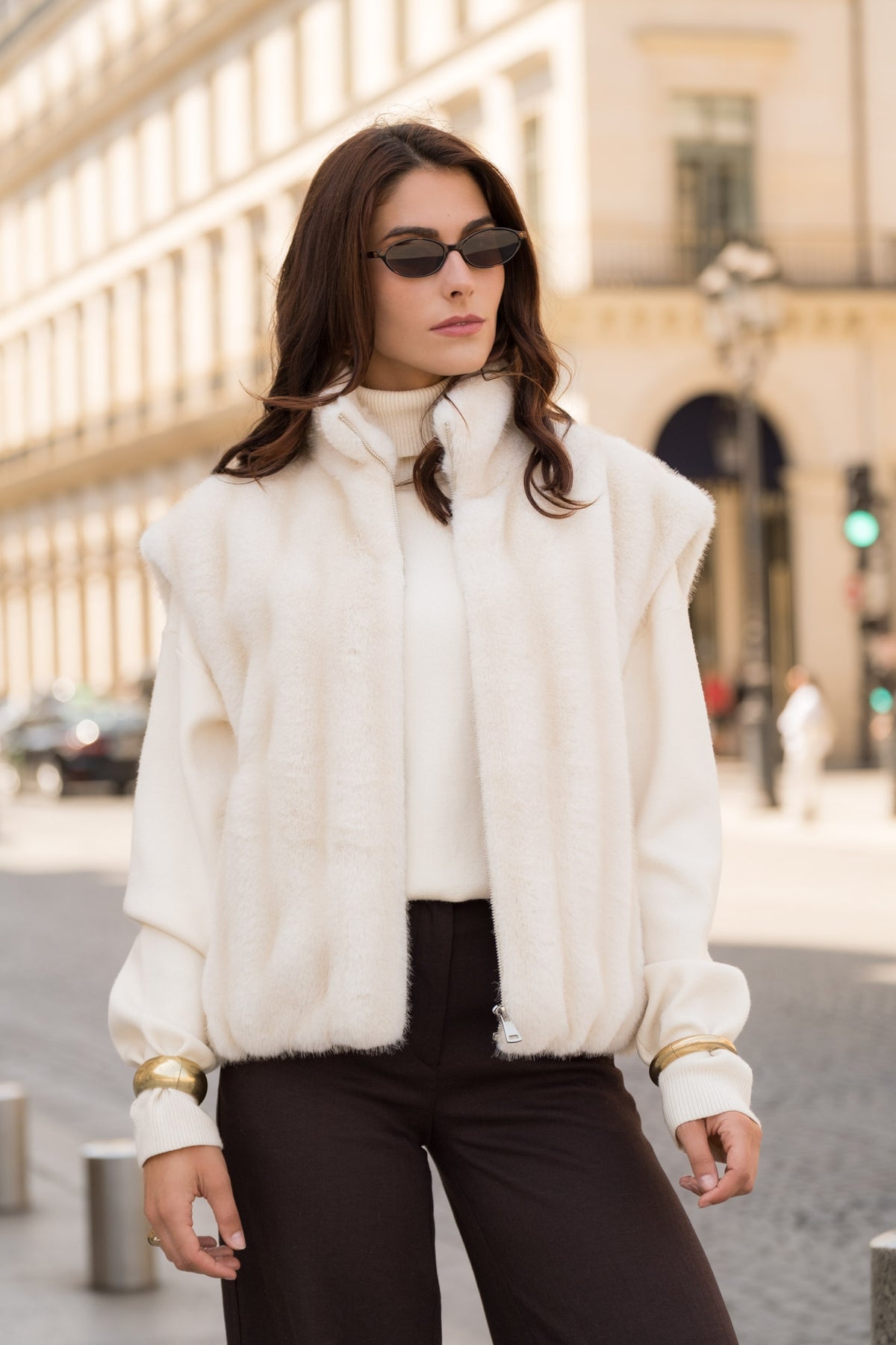 MAELYS gilet sans manches fausse fourrure col montant zippé beige femme - Escandelle Paris (portrait)
#couleur_beige