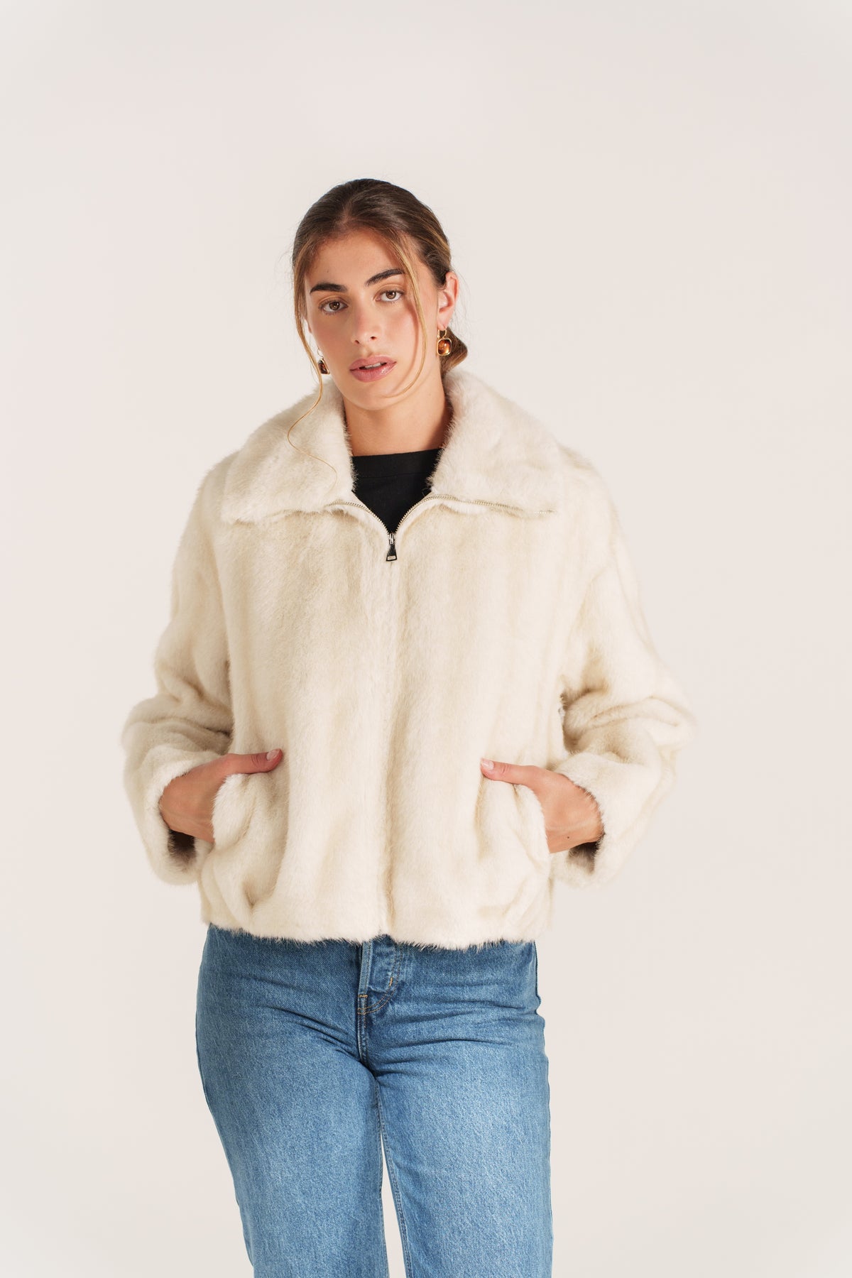 ISABAU veste courte fausse fourrure col montant zippée beige femme - Escandelle Paris (portrait)
#couleur_beige