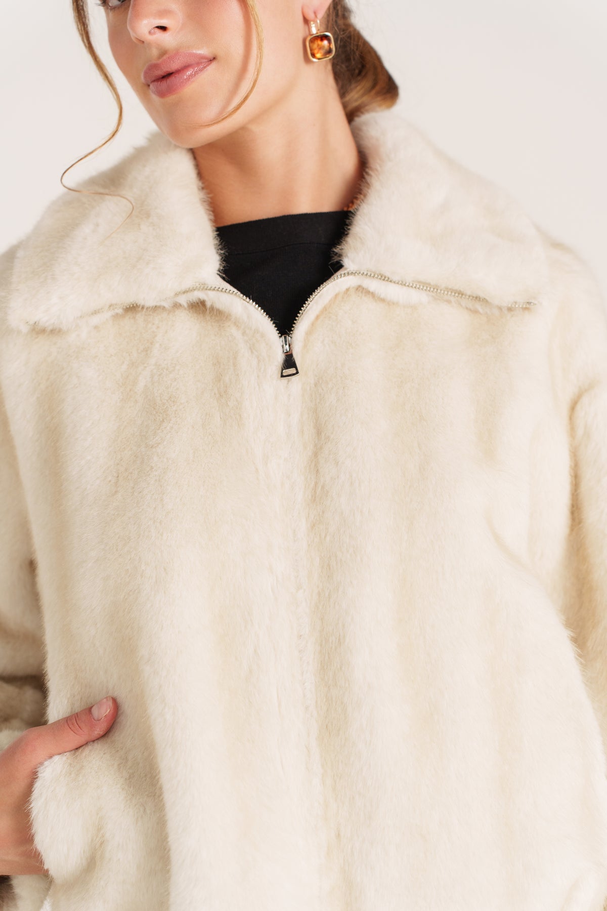 ISABAU veste courte fausse fourrure col montant zippée beige femme - Escandelle Paris (gros plan détails matière)
#couleur_beige