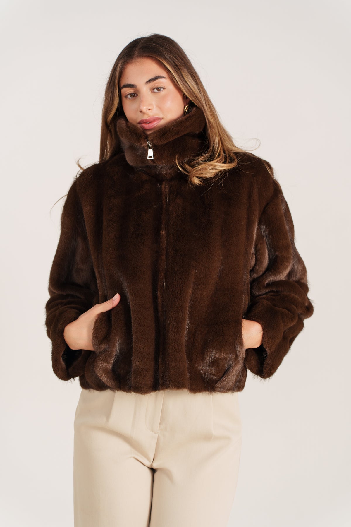 ISABAU veste courte fausse fourrure col montant zippée choco femme - Escandelle Paris (portrait)
#couleur_choco