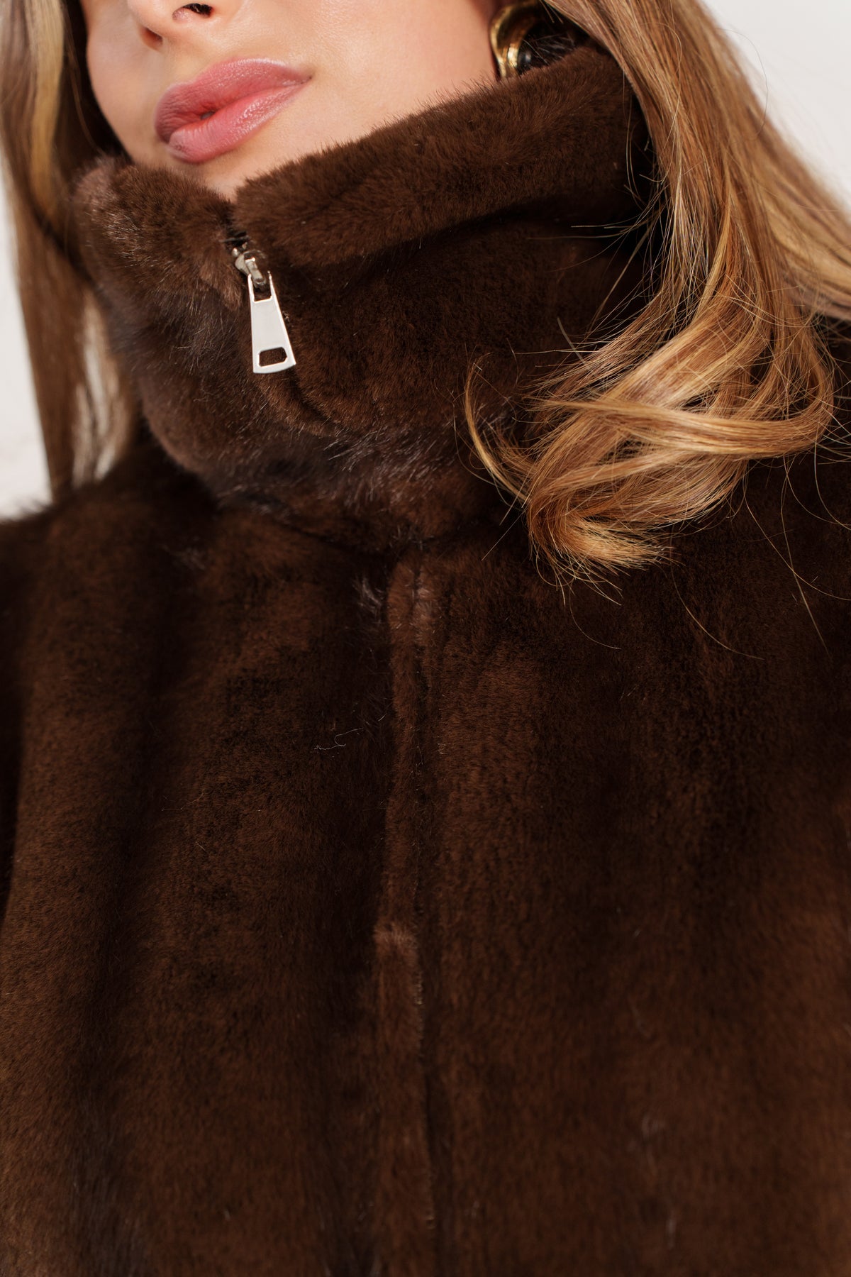 ISABAU veste courte fausse fourrure col montant zippée choco femme - Escandelle Paris (gros plan détails matière)
#couleur_choco