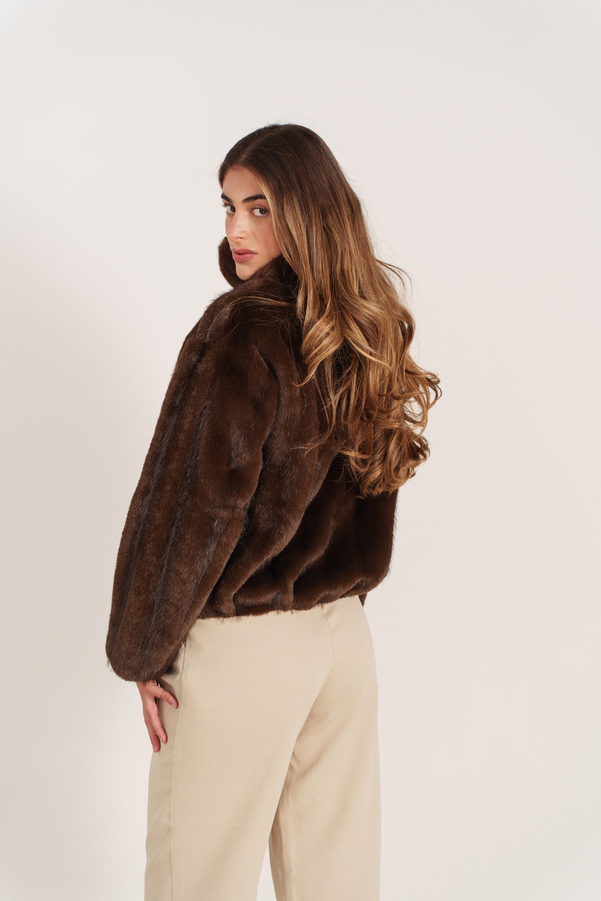 ISABAU veste courte fausse fourrure col montant zippée choco femme - Escandelle Paris (dos)
#couleur_choco