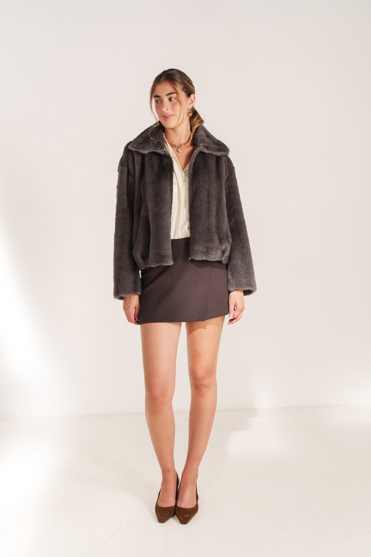 ISABAU veste courte fausse fourrure col montant zippée gris femme - Escandelle Paris (silhouette entière)
#couleur_gris