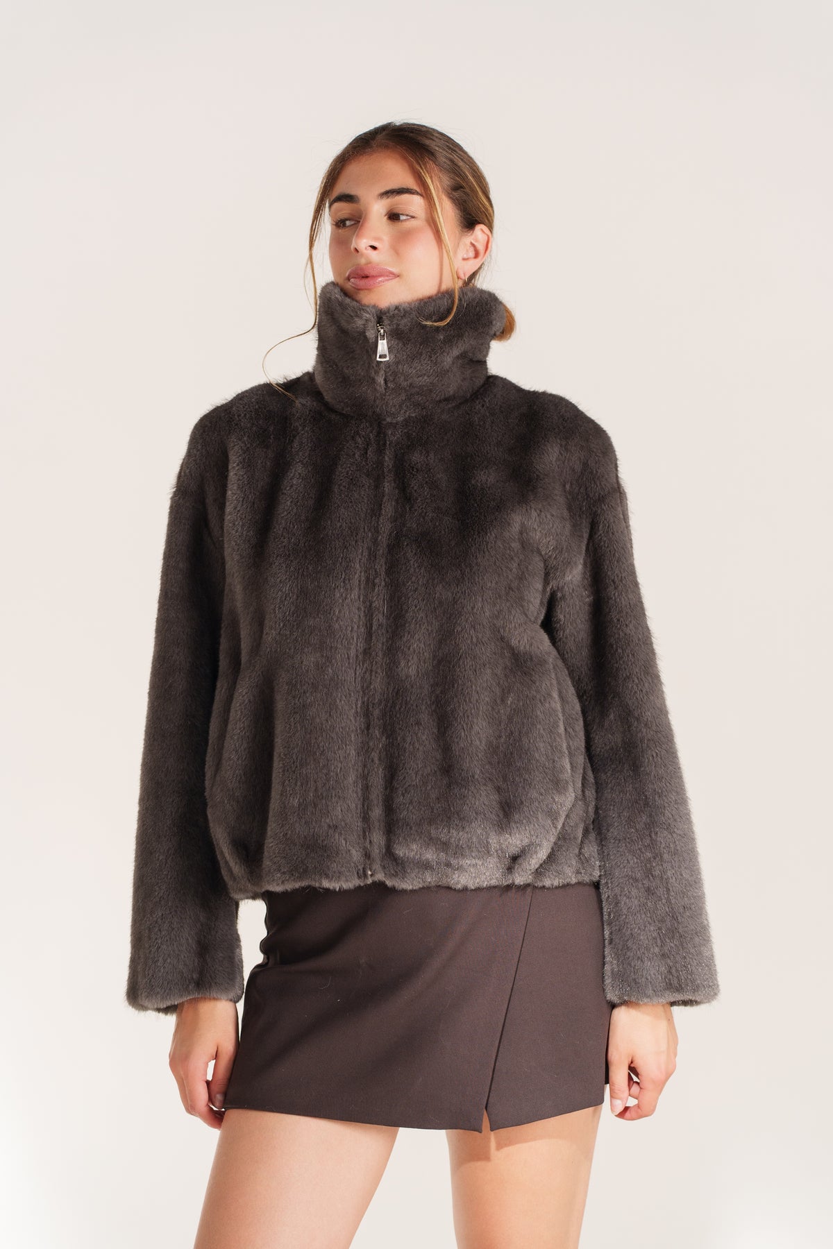 ISABAU veste courte fausse fourrure col montant zippée gris femme - Escandelle Paris (portrait)
#couleur_gris