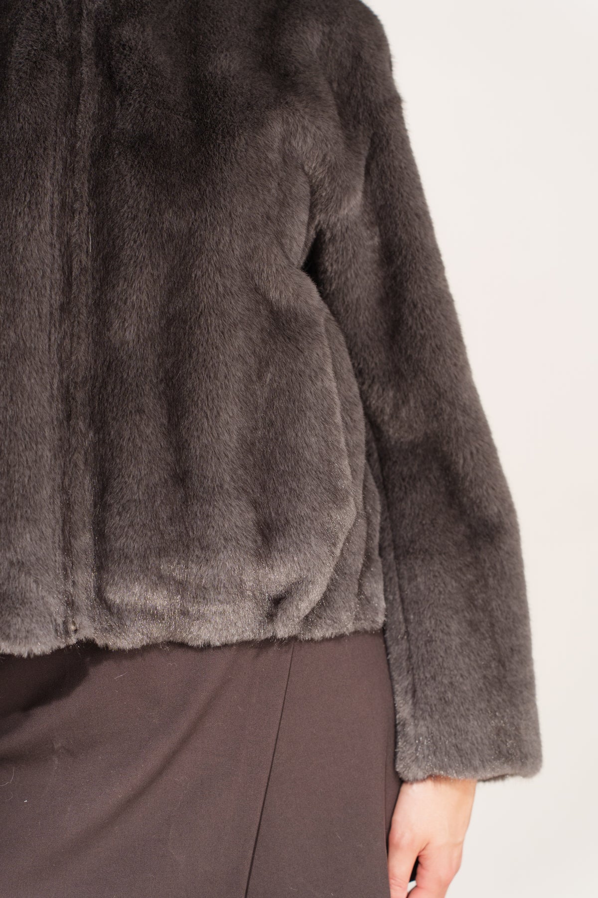ISABAU veste courte fausse fourrure col montant zippée gris femme - Escandelle Paris (gros plan détails matière)
#couleur_gris