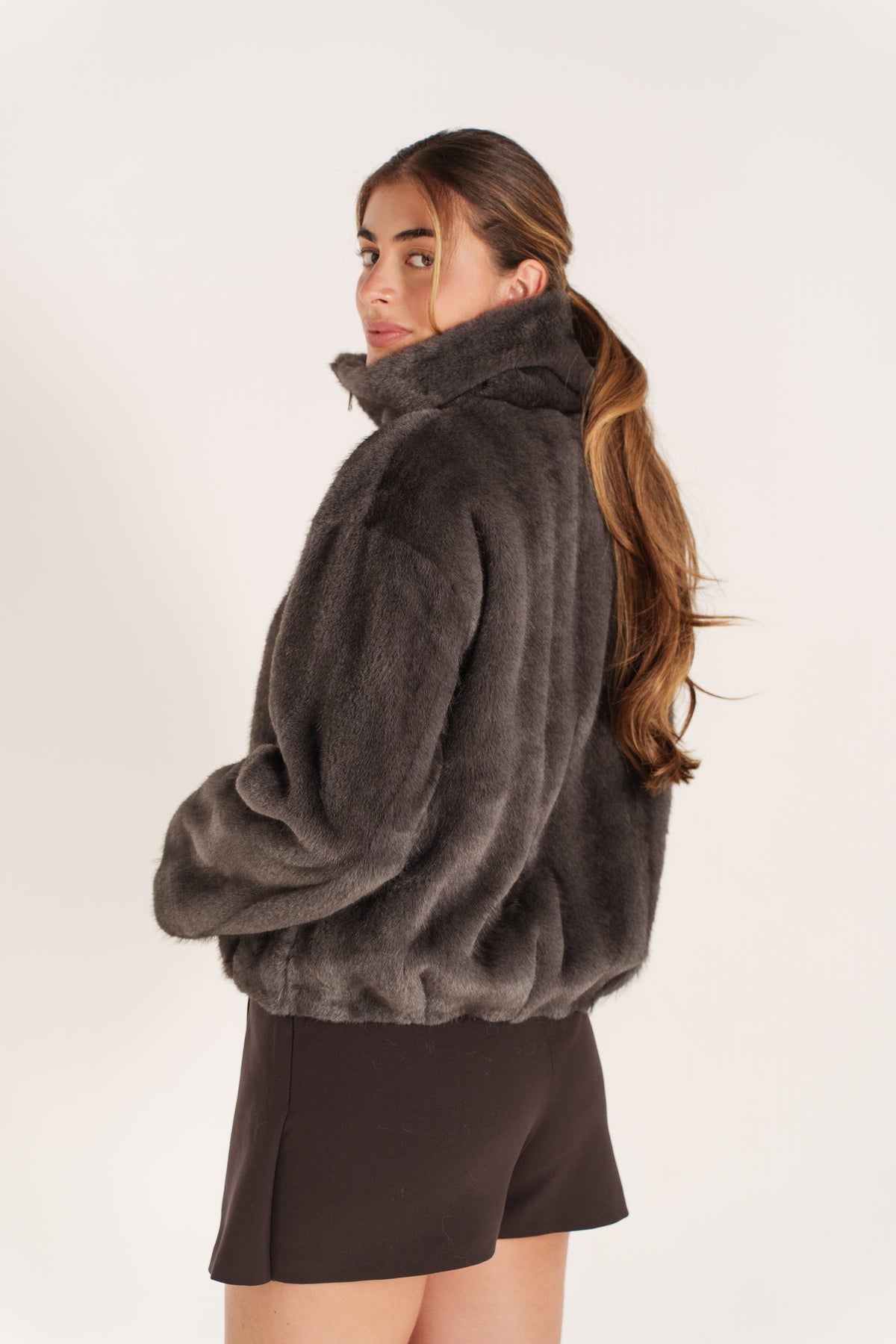 ISABAU veste courte fausse fourrure col montant zippée gris femme - Escandelle Paris (dos)
#couleur_gris