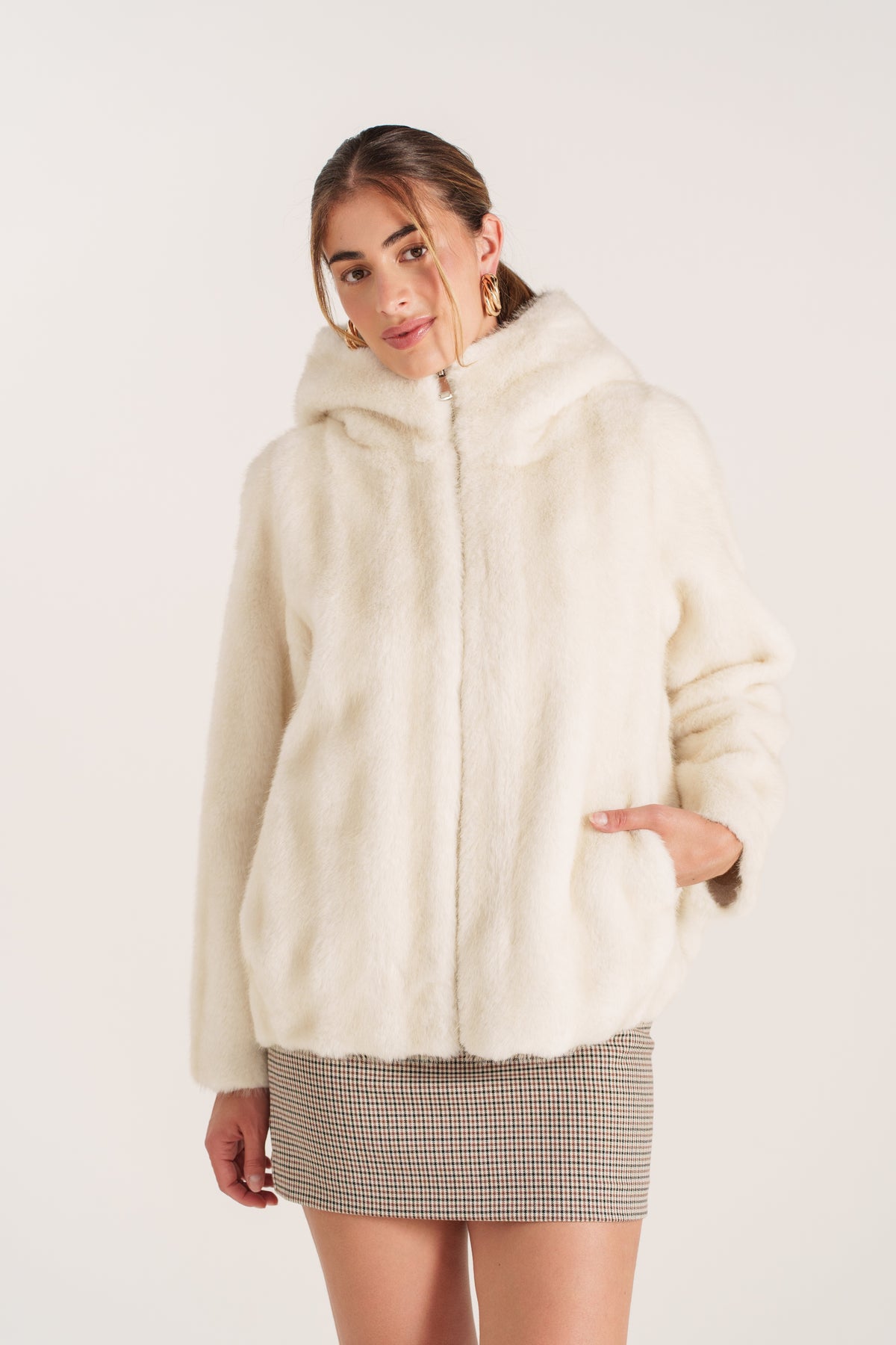 LISANDRA veste courte fausse fourrure poil long capuche beige femme - Escandelle Paris (portrait)
#couleur_beige