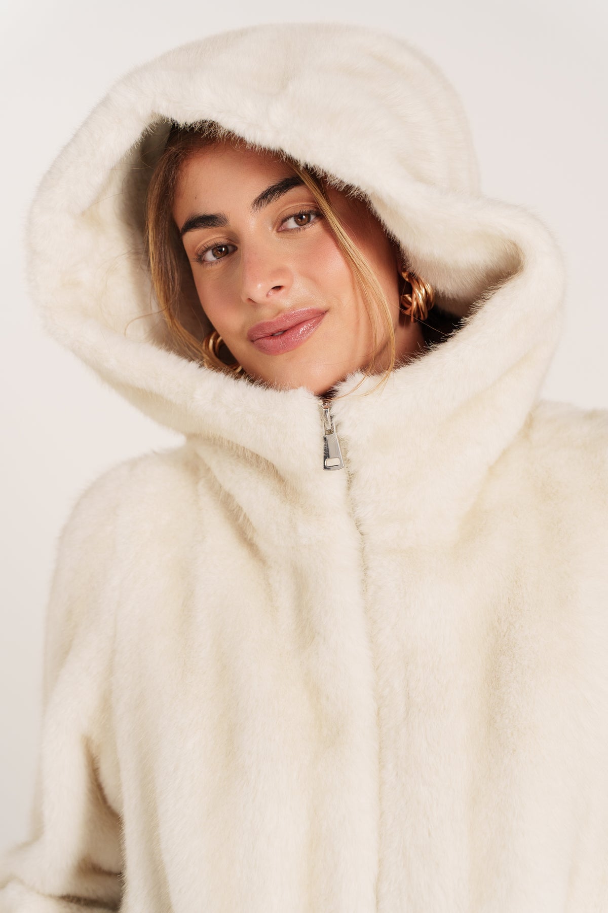 LISANDRA veste courte fausse fourrure poil long capuche beige femme - Escandelle Paris (gros plan détails matière)
#couleur_beige